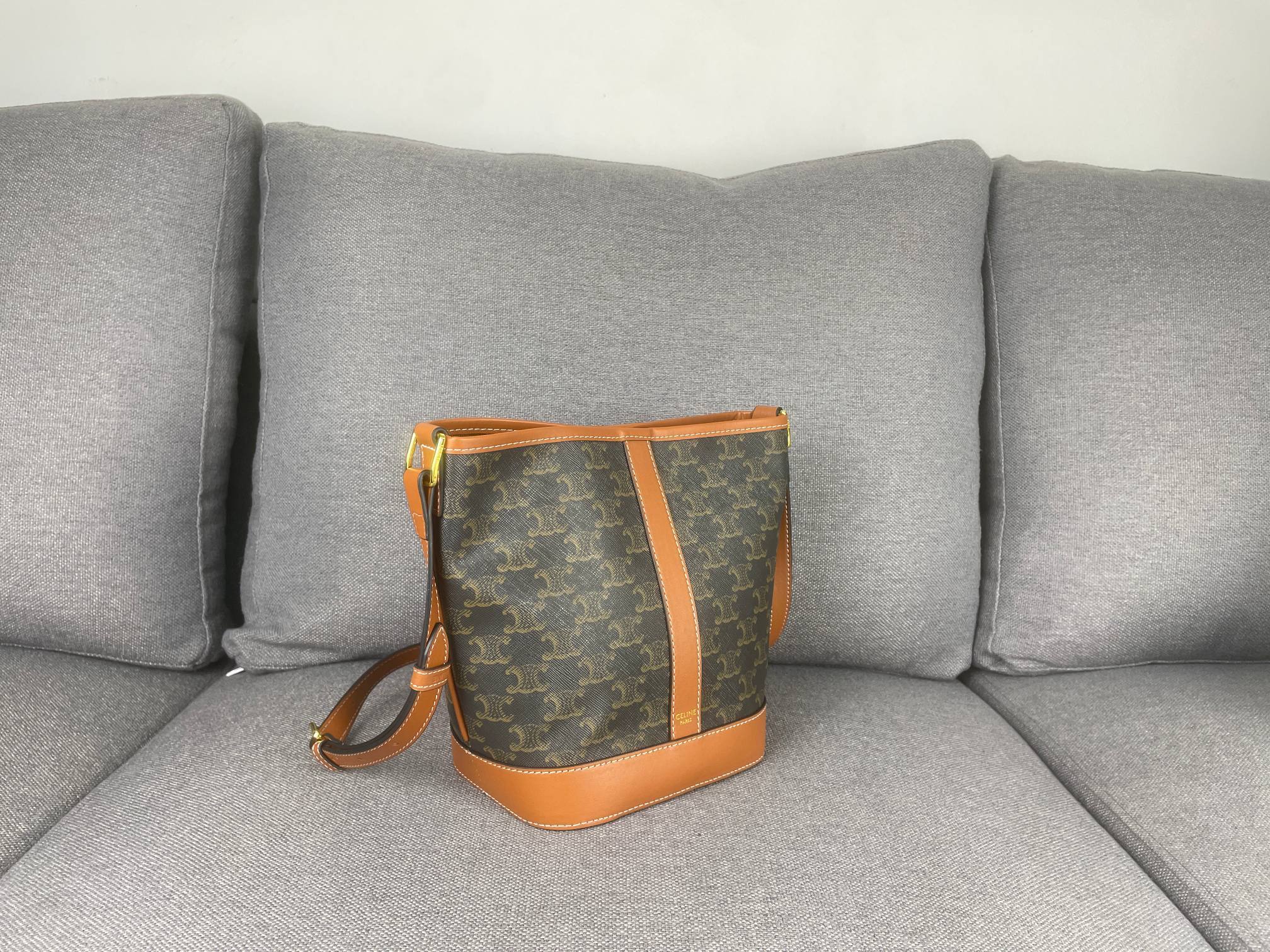 P 小号 TRIOMPHE FOLCO 秋冬新品 一系列经典老花,经典依旧,不过时 空间够大 材质耐磨