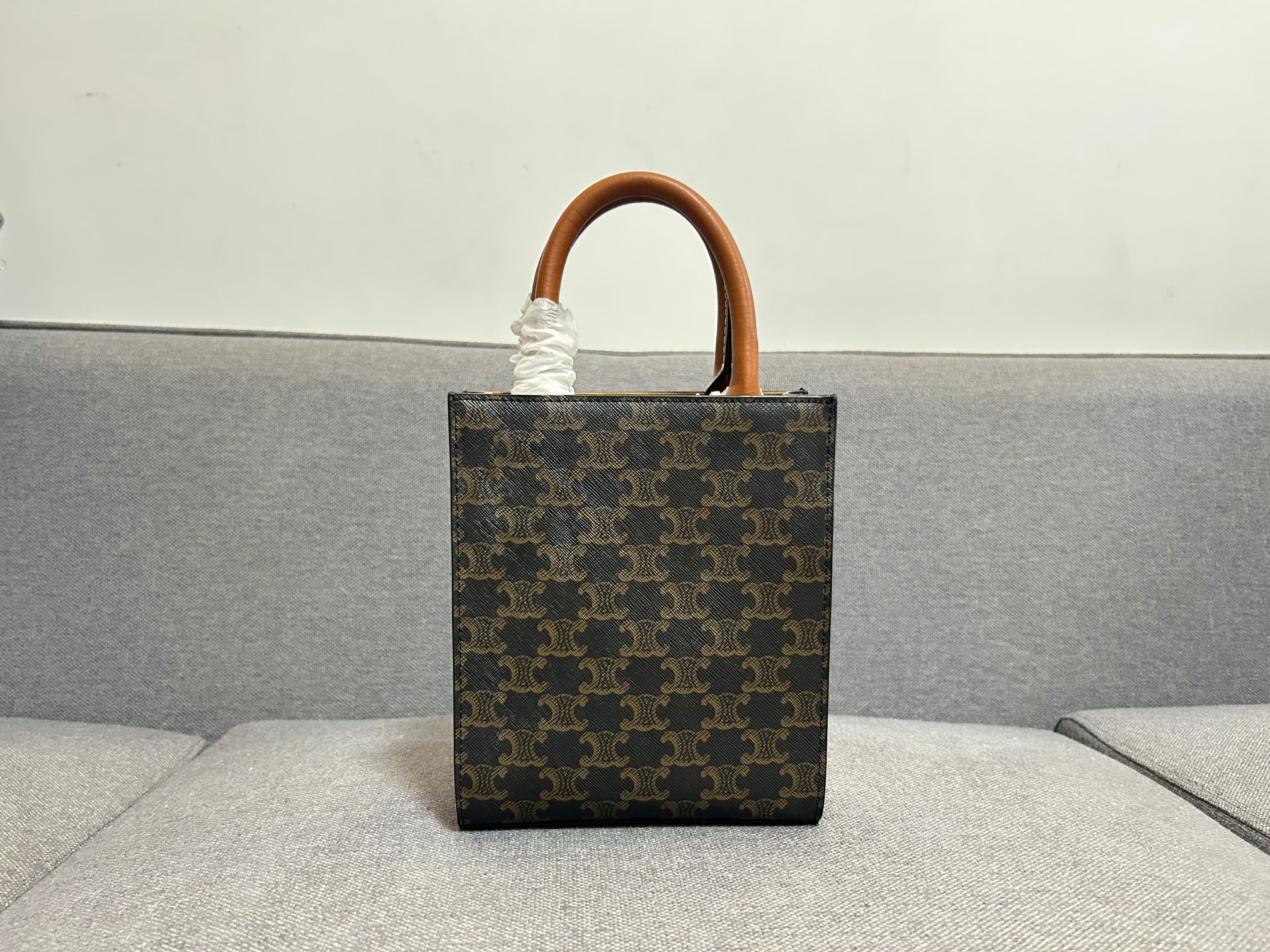 P 小号Triomphe Mini Tote 💯搭配小精灵 〰️简直不要太可爱啦啦 涉猎广众集美们 停止
