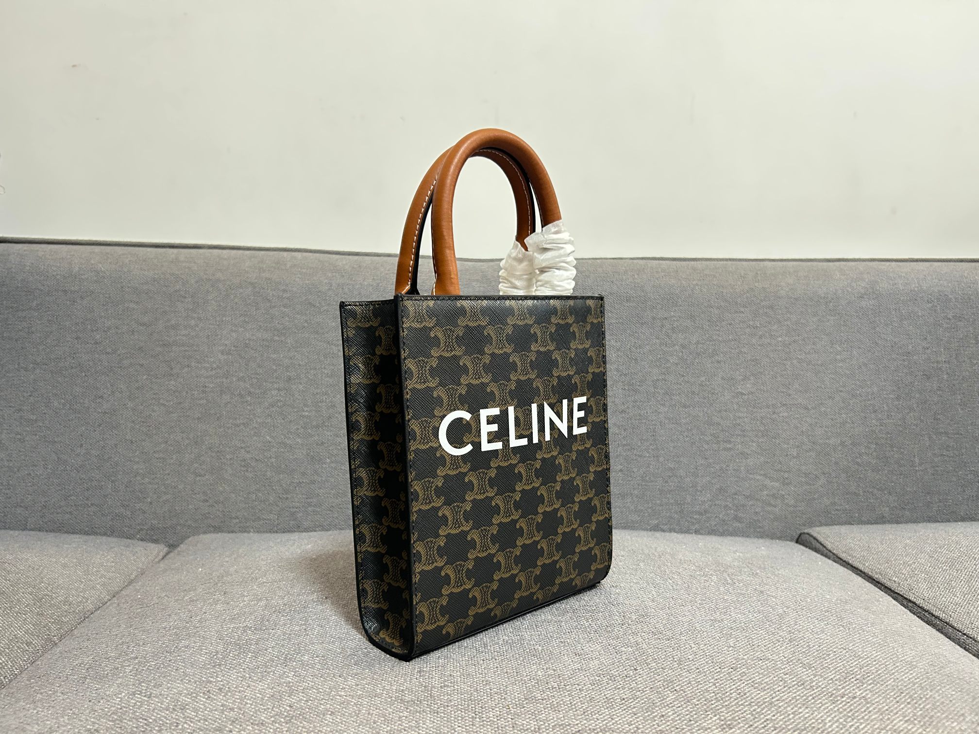 P 小号Triomphe Mini Tote 💯搭配小精灵 〰️简直不要太可爱啦啦 涉猎广众集美们 停止