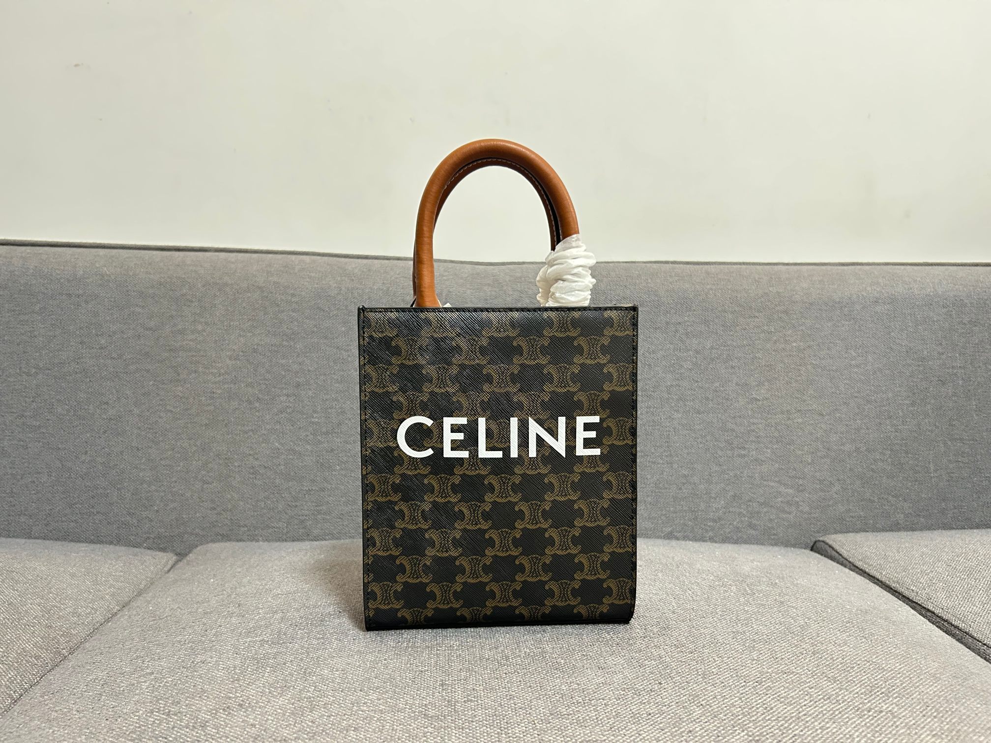P 小号Triomphe Mini Tote 💯搭配小精灵 〰️简直不要太可爱啦啦 涉猎广众集美们 停止