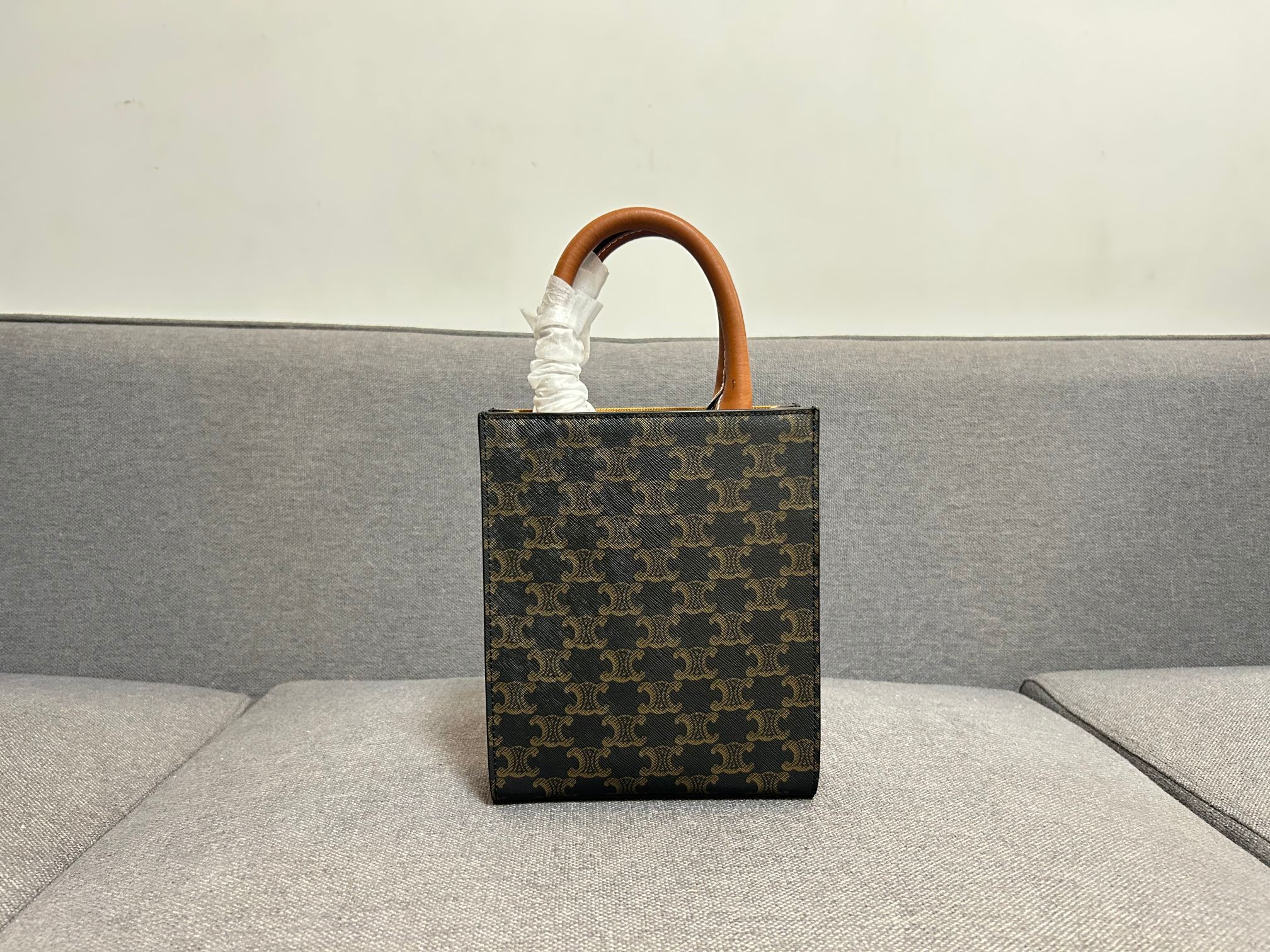 P 小号Triomphe Mini Tote 💯搭配小精灵 〰️简直不要太可爱啦啦 涉猎广众集美们 停止