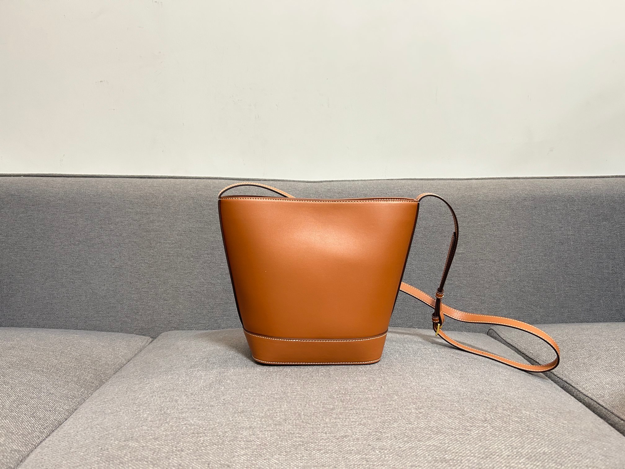 P CELINE 春夏新款CUIR水桶、采用凯旋门立体大logo更加知性成熟、牛皮质感很好,底部采用牛皮