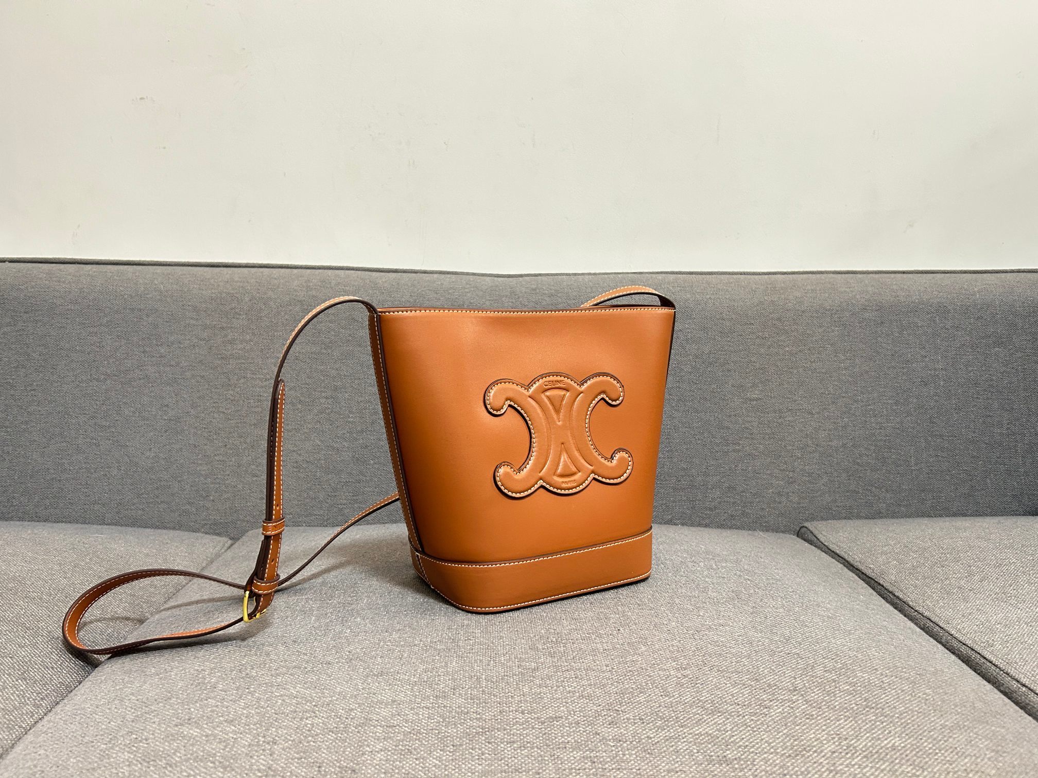 P CELINE 春夏新款CUIR水桶、采用凯旋门立体大logo更加知性成熟、牛皮质感很好,底部采用牛皮