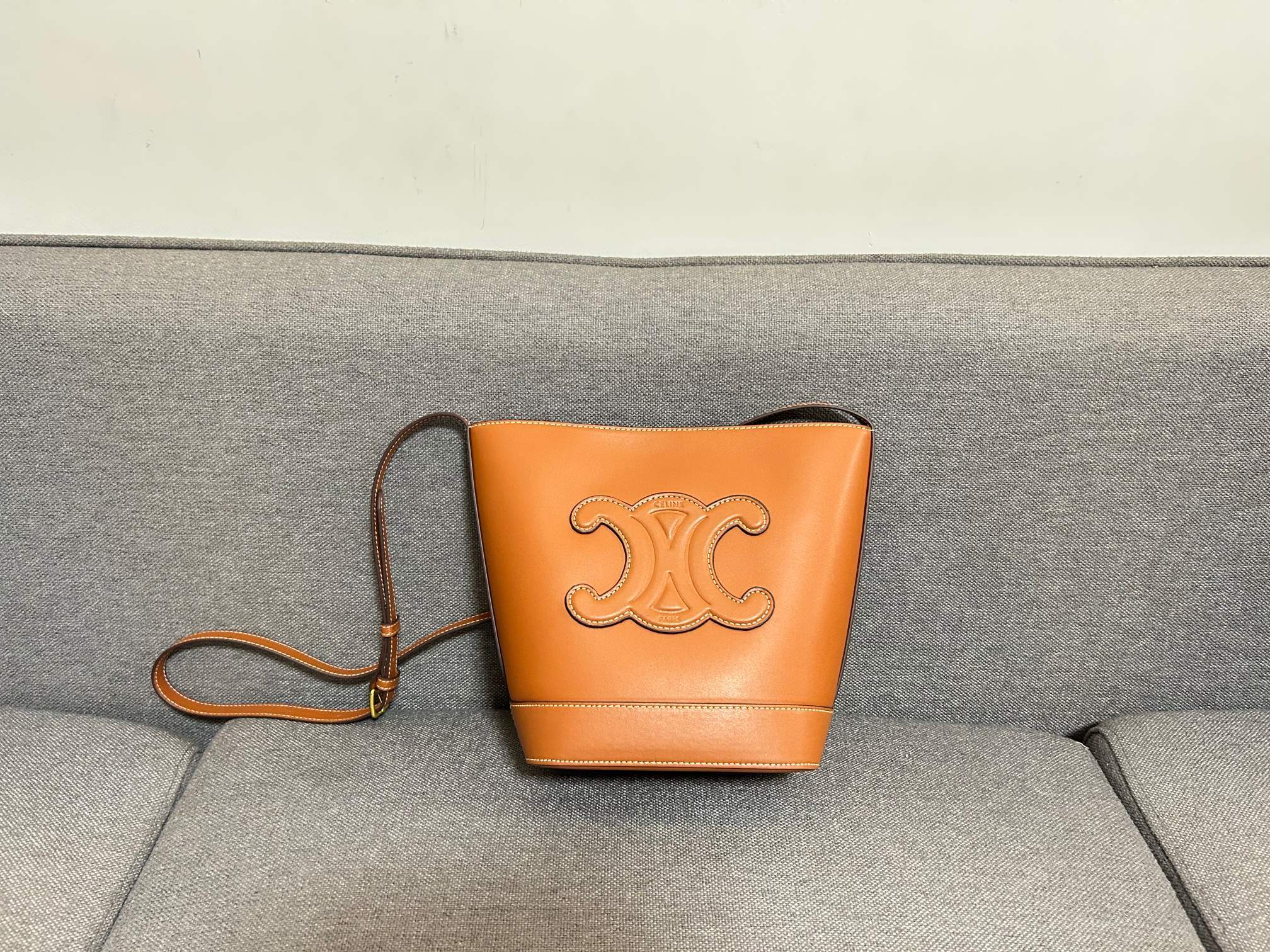 P CELINE 春夏新款CUIR水桶、采用凯旋门立体大logo更加知性成熟、牛皮质感很好,底部采用牛皮