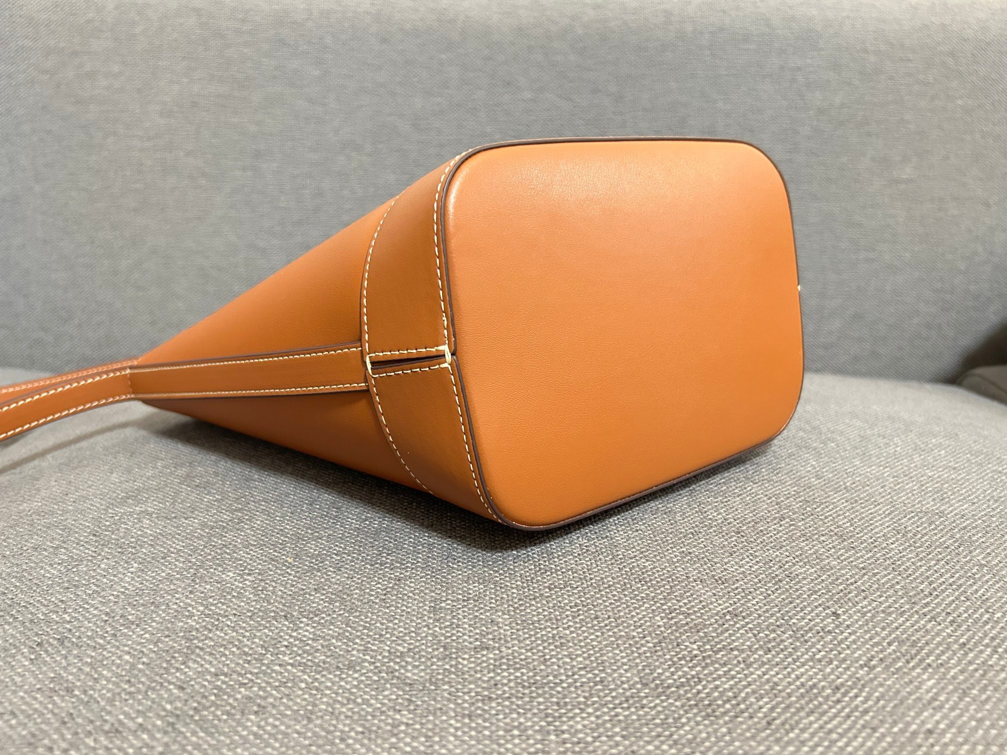 P CELINE 春夏新款CUIR水桶、采用凯旋门立体大logo更加知性成熟、牛皮质感很好,底部采用牛皮
