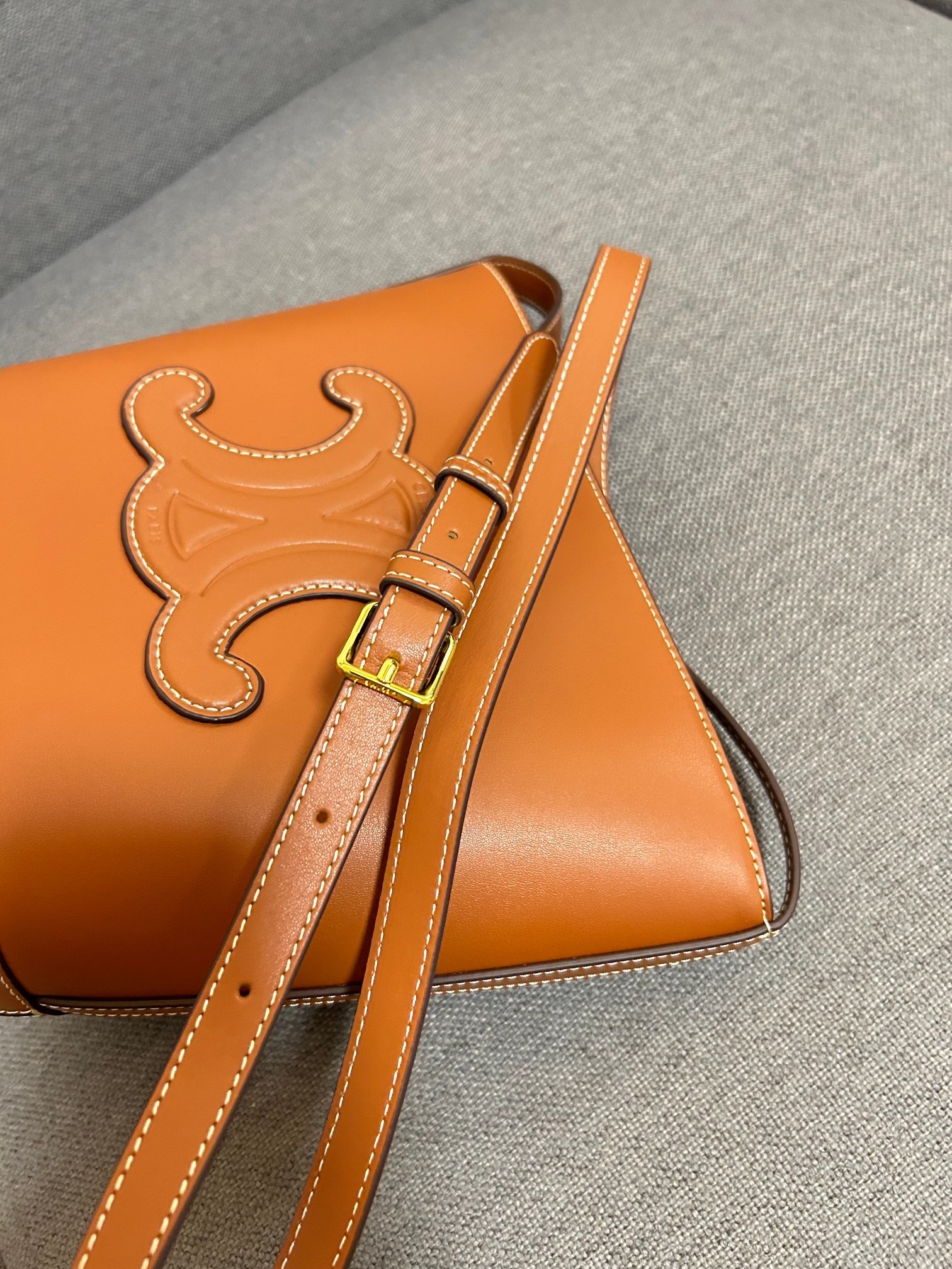 P CELINE 春夏新款CUIR水桶、采用凯旋门立体大logo更加知性成熟、牛皮质感很好,底部采用牛皮