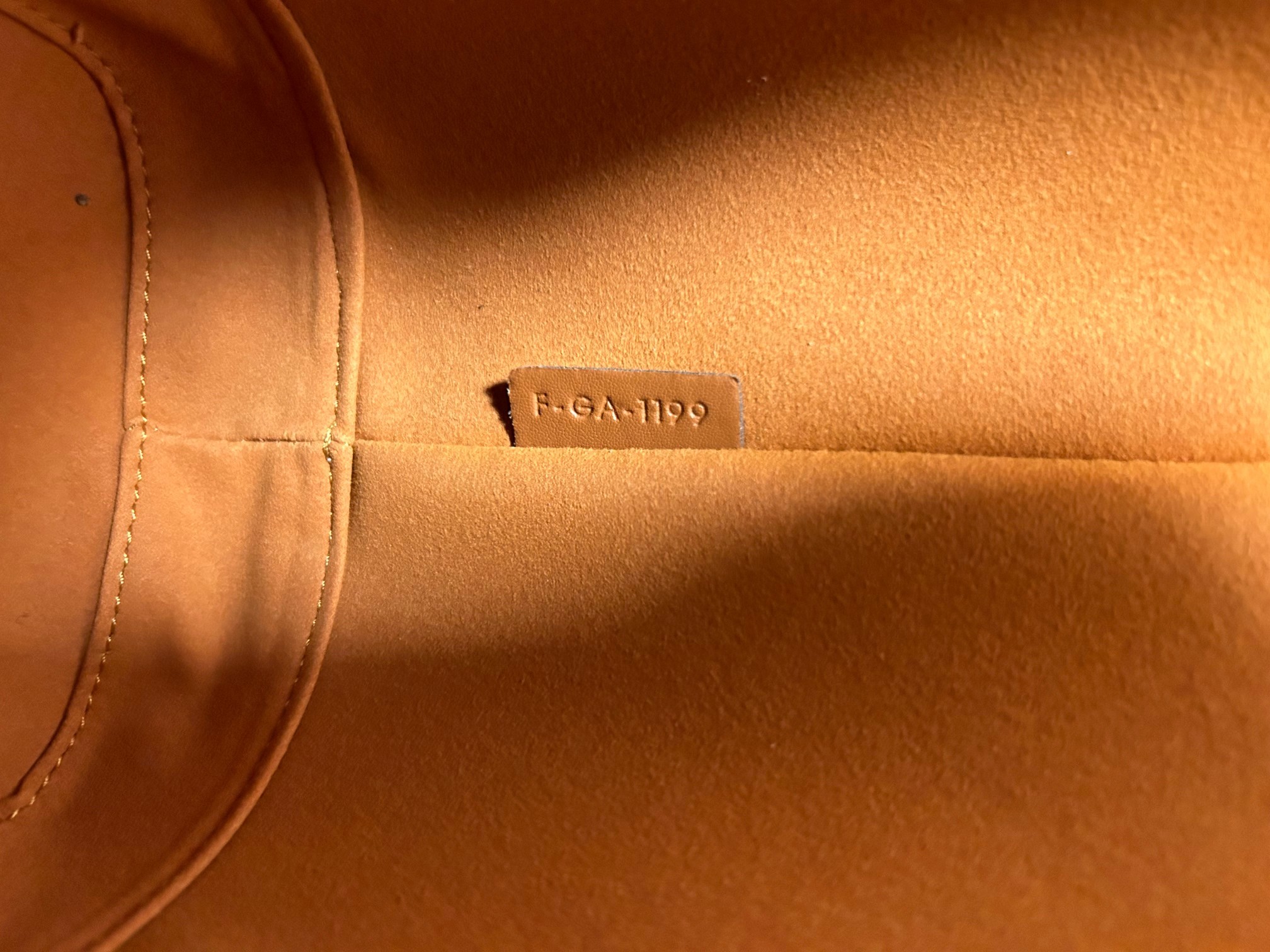 P CELINE 春夏新款CUIR水桶、采用凯旋门立体大logo更加知性成熟、牛皮质感很好,底部采用牛皮