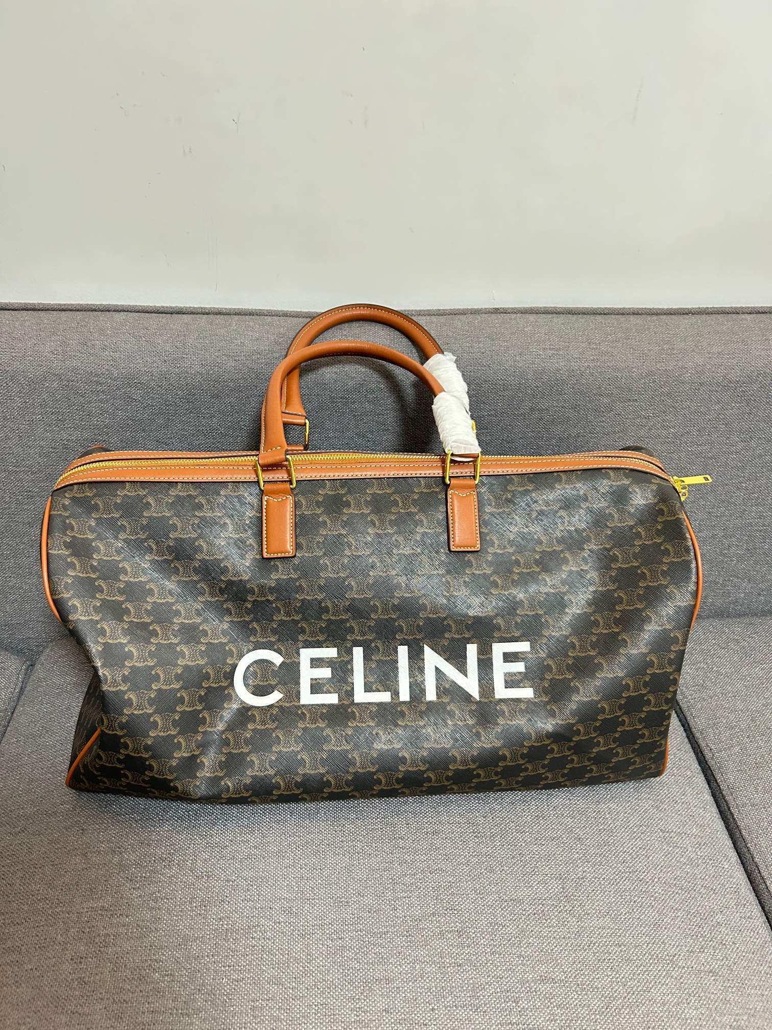 PCeline复古旅行袋~ 整体风格延续了凯旋门的老花设计有一种法式冷淡风!虽然满身logo却又不张扬旅