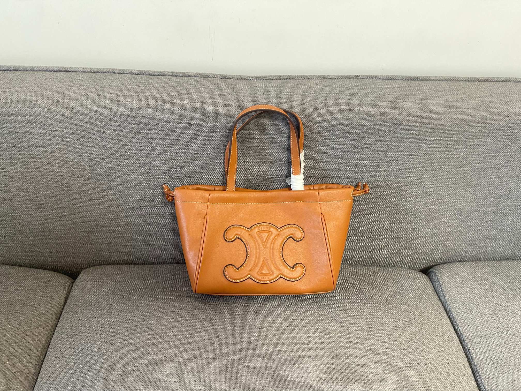 CELINE 新出CABAS 小号抽绳托特,这款小号的设计跟大号基本一样,就是手腕处改用了柔软的牛皮带,