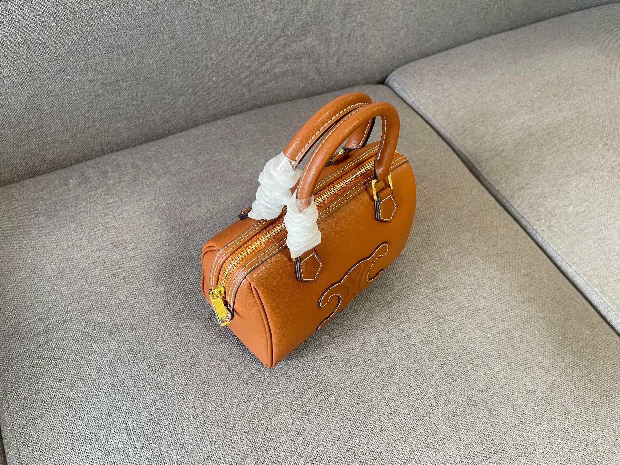PCeline 凯旋门小号波士顿枕头包出皮质和织物材质啦!,皮质和织物材质➕融入了 Ce所有经典元素,复
