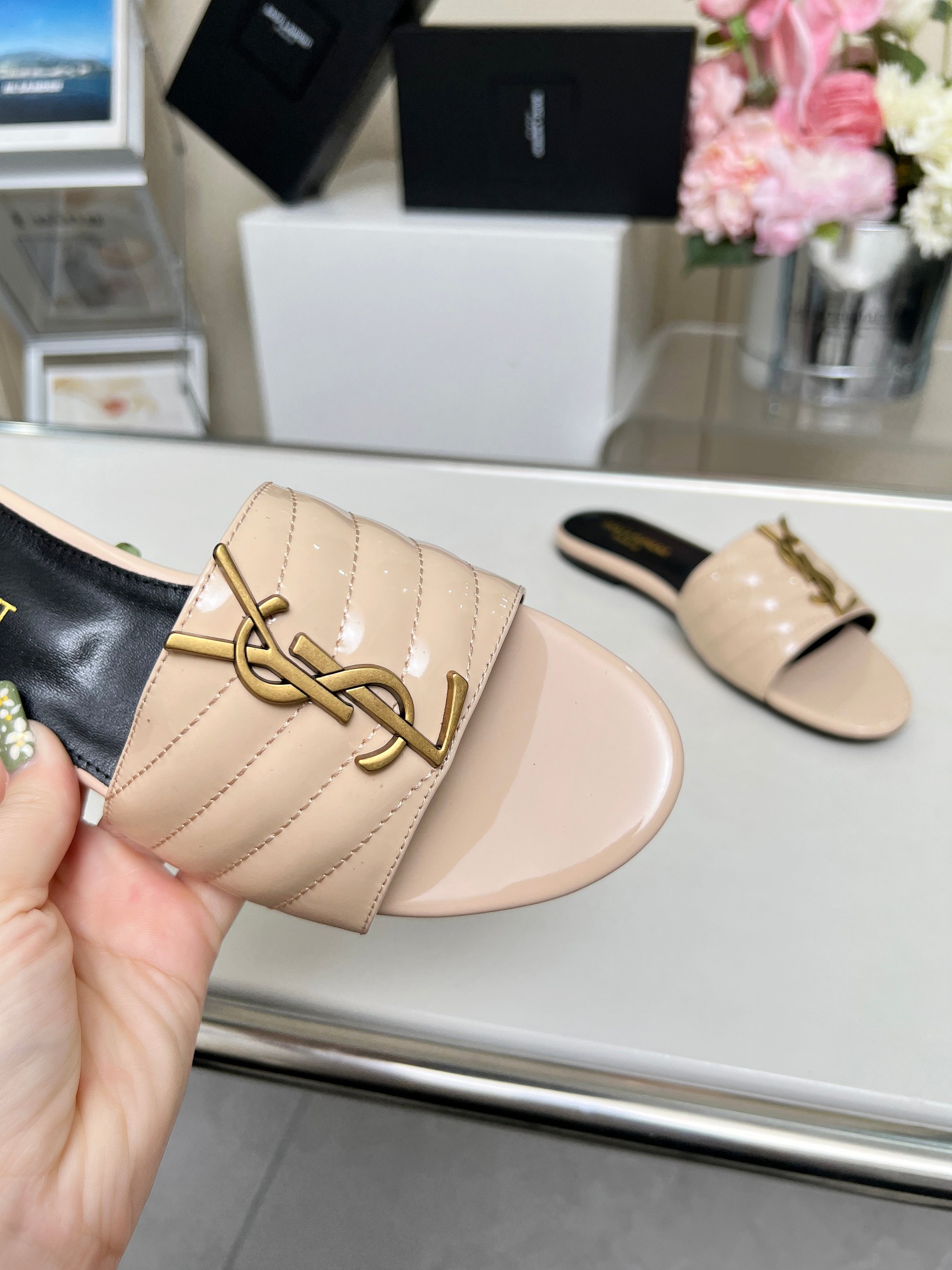 NO:383706,Rubber sole genuine leather sole model number 517 Face cow leather footbed sheep leather size number 35-43 (42, 43 customized without return) [Saint Laurent] Saint Laurent counter synchronizes new style, YSL— logo letter buckle decoration, excellent and beautiful masterpiece, both temperament and fashion, classic and durable design style, especially beautiful on the feet, slippers, saint laurent, saint laurent, saint laurent, saint laurent, saint laurent, saint laurent, saint laurent, saint laurent, slippers19860909橡胶底  真皮底   款 号 517 面 料牛 皮 垫脚 羊 皮 码 数35-43 (42、43定做不退换)【Saint Laurent】圣罗兰专柜同步新款,YSL——logo字母扣装饰,上乘美艳力作,兼备气质、时尚 经典耐看的设计风格,上脚特别美,拖鞋,saint laurent,saint laurent,saint laurent,slippers,Women's Shoes