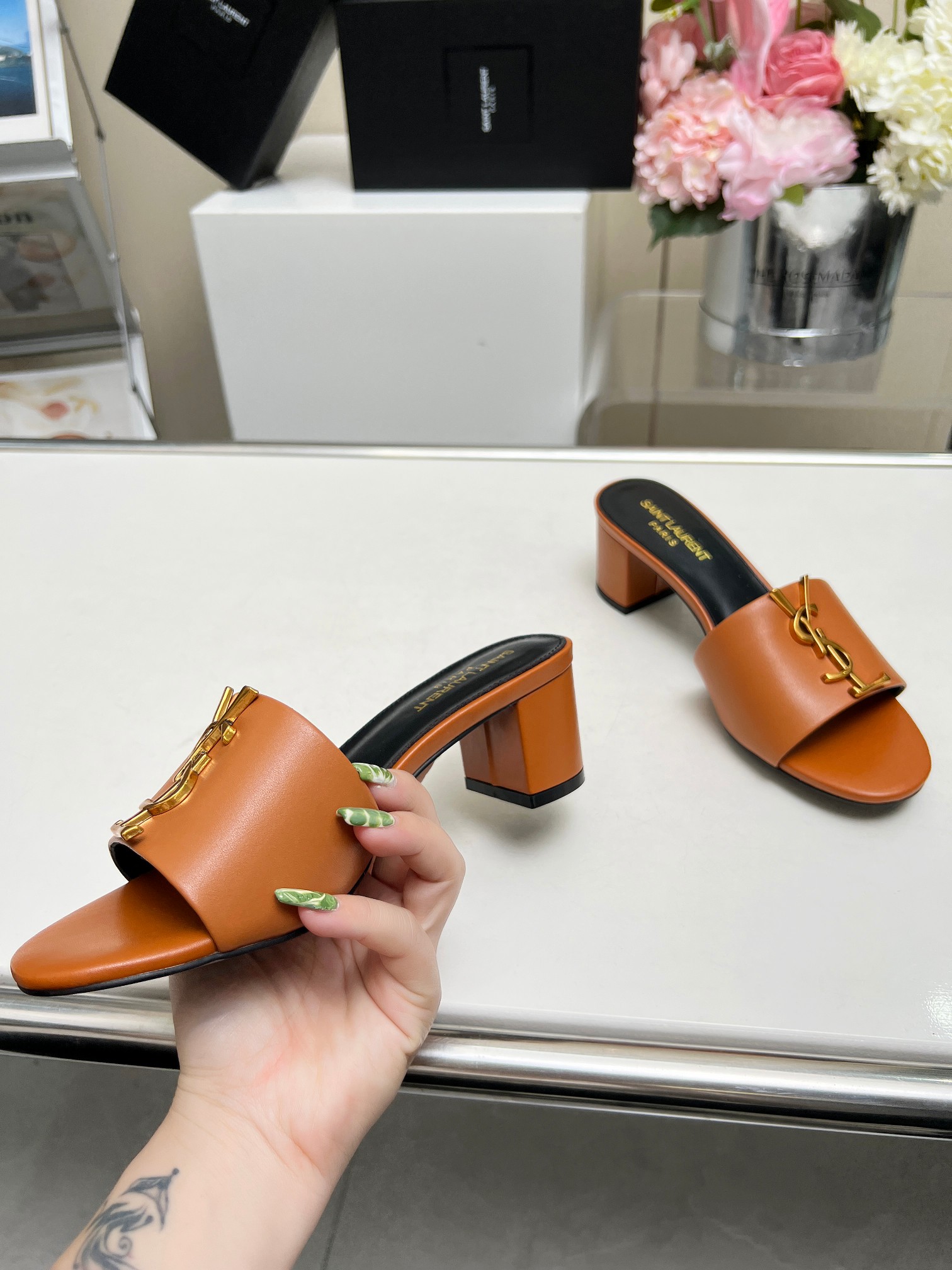 NO:383671,Rubber sole genuine leather sole model number 1113-7 heel height 5cm fabric cow leather footbed sheep leather size number 35-43 (42, 43 customized without return) [Saint Laurent] Saint Laurent counter synchronous new style, YSL-logo letter buckle decoration, excellent and beautiful masterpiece, both temperament and fashion, classic and durable design style, especially beautiful on the feet, slippers, saint laurent, saint laurent, saint laurent, saint laurent, saint laurent, saint laurent, saint laurent, slippers19860909橡胶底  真皮底  款 号 1113-7跟高5cm 面 料牛 皮 垫脚 羊 皮 码 数35-43 (42、43定做不退换)【Saint Laurent】圣罗兰专柜同步新款,YSL——logo字母扣装饰,上乘美艳力作,兼备气质、时尚 经典耐看的设计风格,上脚特别美,拖鞋,saint laurent,saint laurent,saint laurent,slippers,Women's Shoes