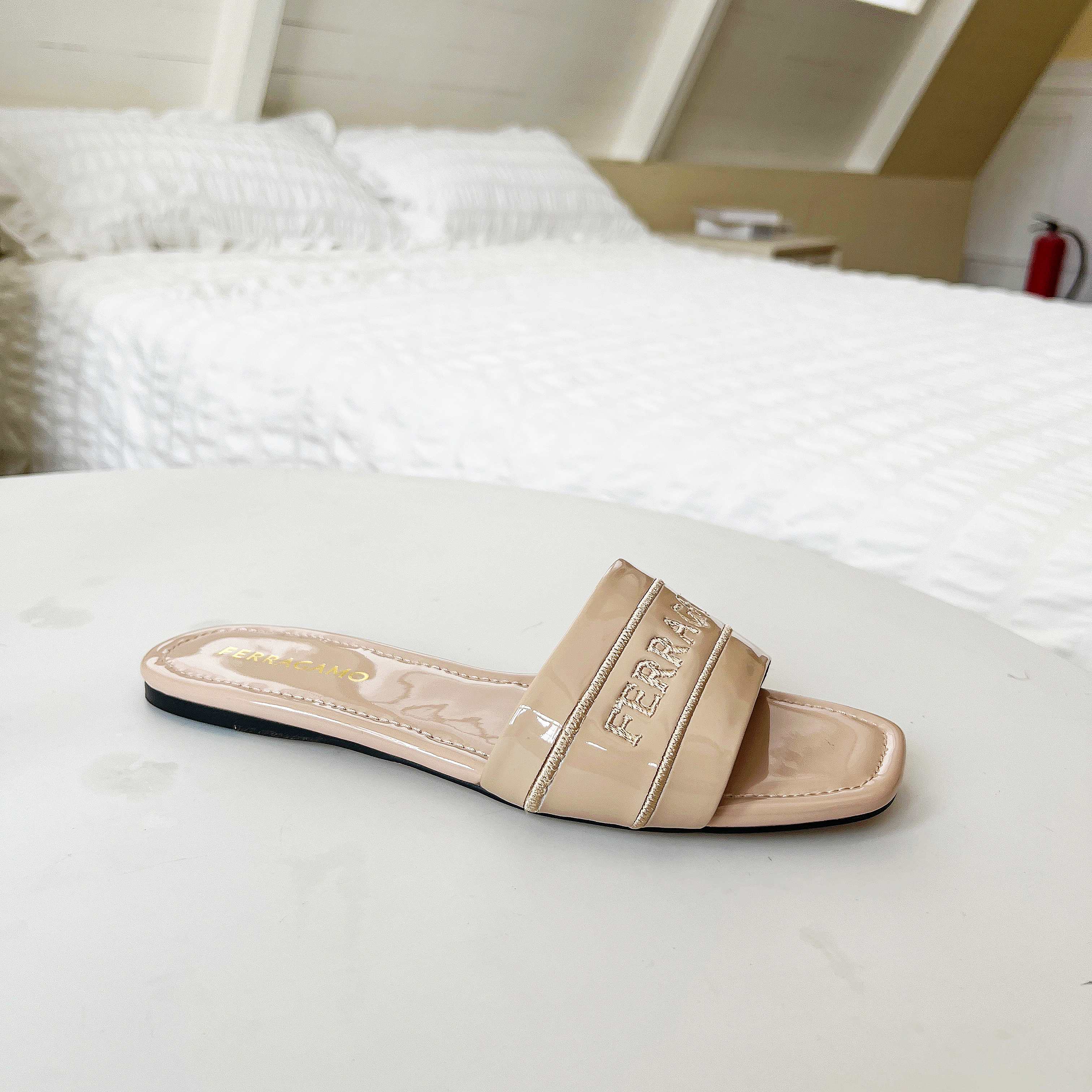 NO:224449,Ferragamo Rubber Sole Genuine Leather Sole P Size 35-43 (42.43 Custom made without return) Cowhide Sheepskin 199-5 This Ferragamo slippers are casual and luxurious, and are ideal for summer style. Wide silk satin straps are softly wrapped toe, decorated with luxurious embroidery logos, consistent with the printed logo on the padded inner sole. Simple and fashionable., slippers, ferragamo, ferragamo, slippers, cowhide, sheepskin19860909菲拉格慕 橡胶底 真皮底P 码数35-43（42.43定做不退换） 牛皮面羊皮里199-5  这款Ferragamo便鞋风格闲适奢美,是打造夏日造型的理想之选.宽幅丝缎饰带柔和包裹鞋头,饰有奢华刺绣标识,与衬垫内底上的印花标识一致.简约时髦.,拖鞋,ferragamo,ferragamo,slippers,cowhide,sheepskin,Women's Shoes