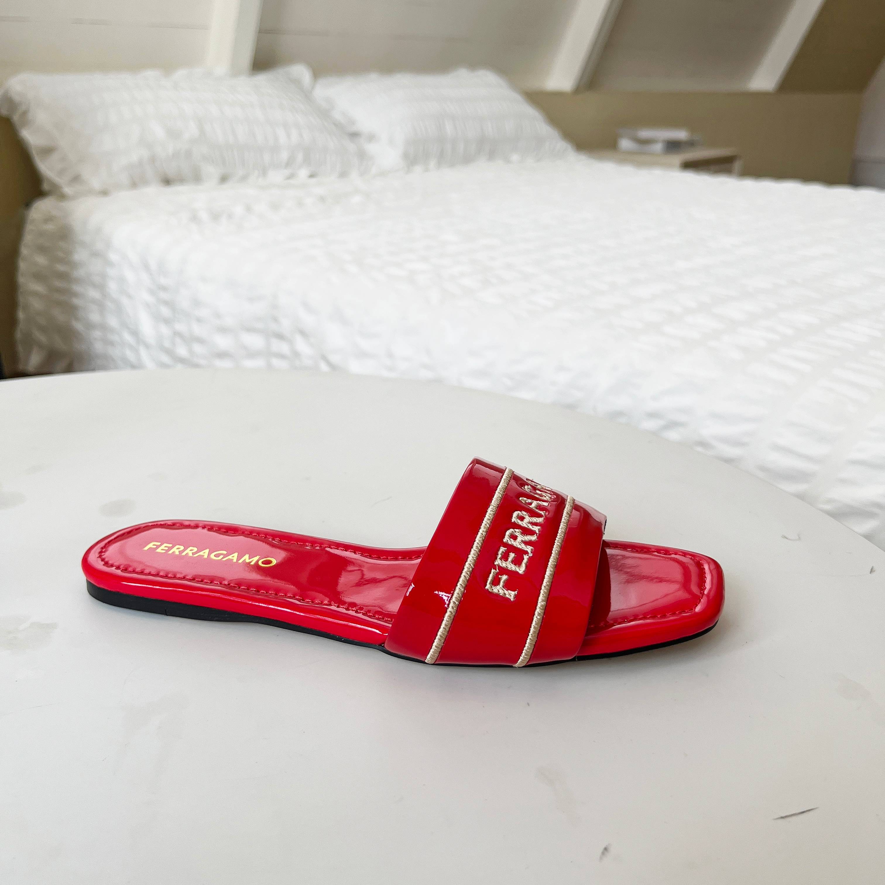 NO:224442,Ferragamo Rubber Sole Genuine Leather Sole P Size 35-43 (42.43 Custom made without return) Cowhide Sheepskin 199-5 This Ferragamo slippers are casual and luxurious, and are ideal for summer style. Wide silk satin straps are softly wrapped toe, decorated with luxurious embroidery logos, consistent with the printed logo on the padded inner sole. Simple and fashionable., slippers, ferragamo, ferragamo, slippers, cowhide, sheepskin19860909菲拉格慕 橡胶底 真皮底P 码数35-43（42.43定做不退换） 牛皮面羊皮里199-5  这款Ferragamo便鞋风格闲适奢美,是打造夏日造型的理想之选.宽幅丝缎饰带柔和包裹鞋头,饰有奢华刺绣标识,与衬垫内底上的印花标识一致.简约时髦.,拖鞋,ferragamo,ferragamo,slippers,cowhide,sheepskin,Women's Shoes