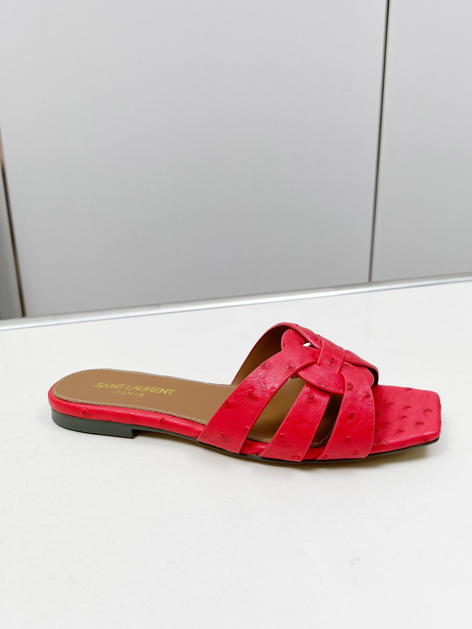 NO:224456,Number of sizes 34-43 (34.42.43 not returned or exchange) Rubber sole leather sole P No. 929 10 colors [celebration]...[Fireworks]...Y home flat sandals upgraded version Exclusive custom high-end goods ... High-end patent leather material. Fine workmanship high-end oil edge craftsmanship... Material: cowhide (excluding microfiber) Inner/foot pad: sheepskin (one pair can be customized without standard, no return or exchange), genuine leather soles., slippers, sandals, slippers, cowhide, sheepskin, Leather soles19860909码数34-43（34.42.43不退换）橡胶底皮底P 编号929 10色全[庆祝]...[烟花]...Y家平底凉鞋升级版 独家定制高端货 ...高档漆皮材质.精细做工高档油边工艺... 材质:牛皮(杜绝超纤) 内里/垫脚:羊皮(一双可定无标,不退换),真皮大底.,拖鞋,sandals,slippers,cowhide,sheepskin,Leather soles,Women's Shoes