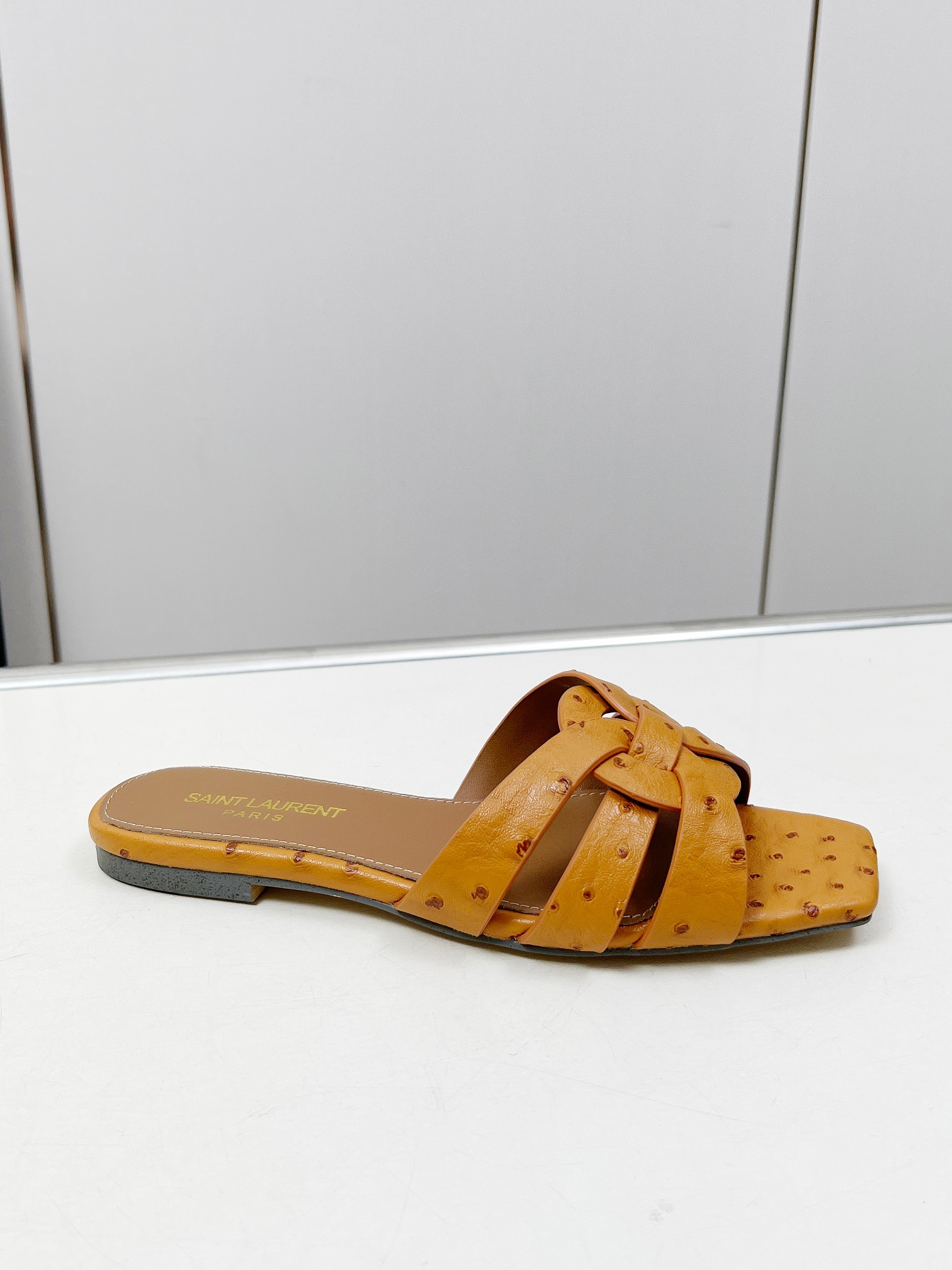 NO:224452,Number of sizes 34-43 (34.42.43 No return and exchange) Rubber sole Leather Sole P Number 929 Cow patent leather series 10 colors [celebration]... Wine-red patent leather [firework]... Y home flat sandals upgraded version Exclusive custom high-end goods ... High-end patent leather material. Fine workmanship high-end oil edge craftsmanship... Material: cowhide (excluding microfiber) Inner/foot pad: sheepskin (one pair can be customized without standard, no return and exchange), genuine leather soles., slippers, sandals, slippers, cowhide, sheepskin, Leather soles19860909码数34-43（34.42.43不退换）橡胶底皮底P 编号929 牛漆皮系列 10色全[庆祝]...酒红漆皮[烟花]...Y家平底凉鞋升级版 独家定制高端货 ...高档漆皮材质.精细做工高档油边工艺... 材质:牛皮(杜绝超纤) 内里/垫脚:羊皮(一双可定无标,不退换),真皮大底.,拖鞋,sandals,slippers,cowhide,sheepskin,Leather soles,Women's Shoes