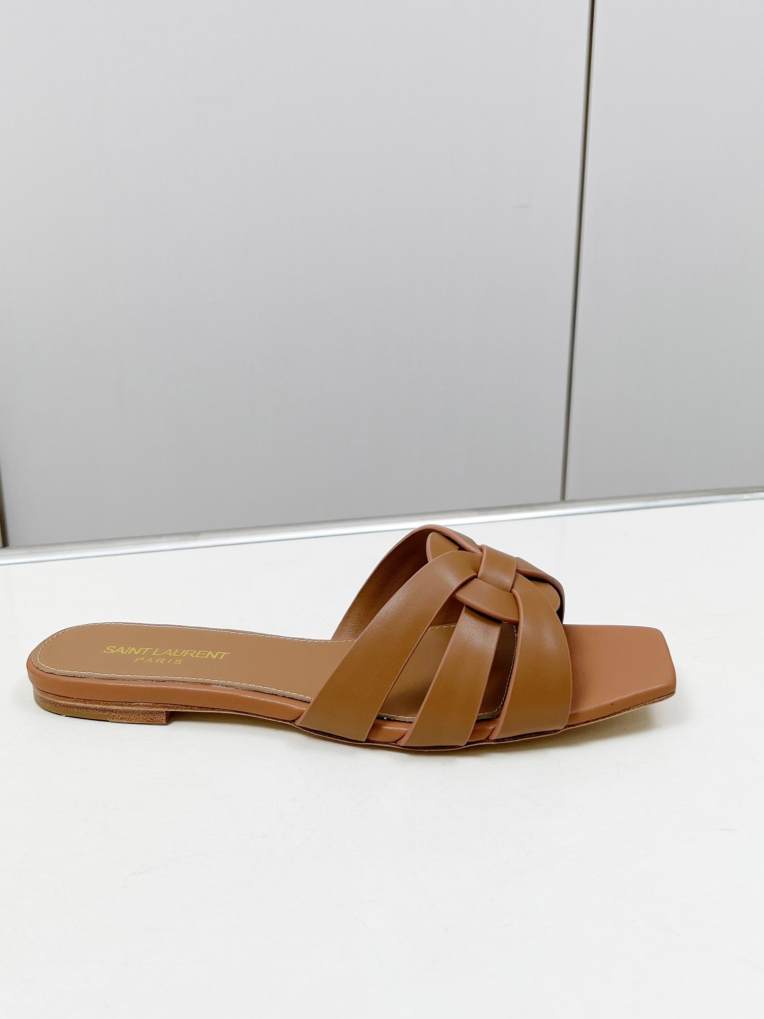 NO:224444,Number of sizes 34-43 (34.42.43 not returned or exchange) Rubber sole leather sole P No. 929 Cowhide series 10 colors [celebration]... earth yellow cowhide [fireworks]... Y family flat sandals upgraded version Exclusive custom high-end goods ... High-end patent leather material. Fine workmanship high-end oil edge craftsmanship... Material: cowhide (excluding microfiber) Inner/foot pad: sheepskin (one pair can be customized without standard, no return or exchange), genuine leather soles., slippers, sandals, slippers, cowhide, sheepskin, Leather soles19860909码数34-43（34.42.43不退换）橡胶底皮底P 编号929 牛皮系列 10色全[庆祝]...土黄牛皮[烟花]...Y家平底凉鞋升级版 独家定制高端货 ...高档漆皮材质.精细做工高档油边工艺... 材质:牛皮(杜绝超纤) 内里/垫脚:羊皮(一双可定无标,不退换),真皮大底.,拖鞋,sandals,slippers,cowhide,sheepskin,Leather soles,Women's Shoes