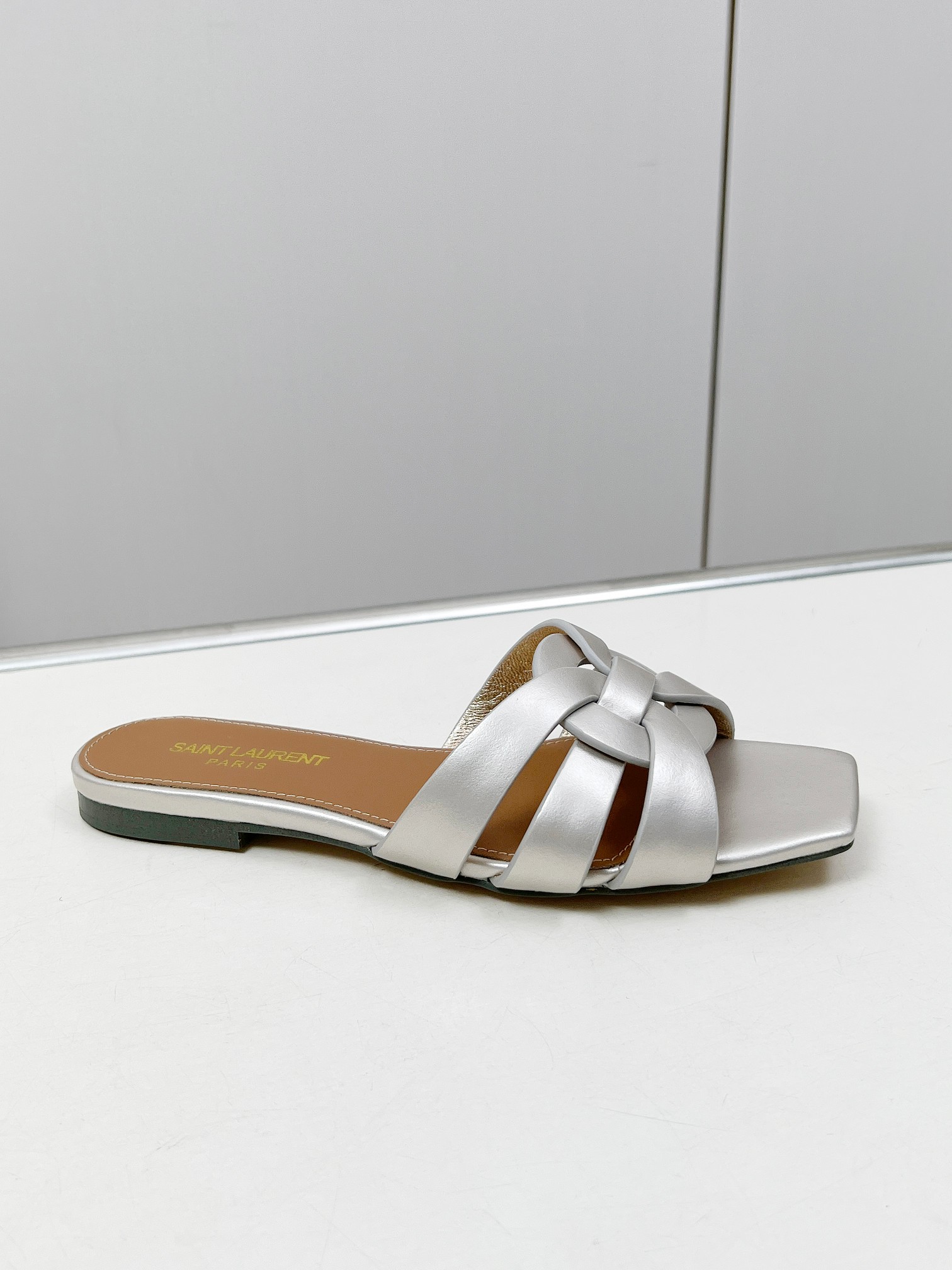 NO:224440,Size 34-43 (34.42.43 No return and exchange) Rubber sole Leather sole P No. 929 Cowhide series 10 colors [celebration]... Leather [Fireworks]... Y family flat sandals upgraded version Exclusive custom high-end goods ... High-end patent leather material. Fine workmanship high-end oil edge craftsmanship... Material: Cowhide (excluding microfiber) Inner/foot pad: Sheepskin (one pair can be customized without standard, no return and exchange), genuine leather soles., slippers, sandals, slippers, cowhide, sheepskin, Leather soles19860909码数34-43（34.42.43不退换）橡胶底皮底P 编号929 牛皮系列 10色全[庆祝]...皮[烟花]...Y家平底凉鞋升级版 独家定制高端货 ...高档漆皮材质.精细做工高档油边工艺... 材质:牛皮(杜绝超纤) 内里/垫脚:羊皮(一双可定无标,不退换),真皮大底.,拖鞋,sandals,slippers,cowhide,sheepskin,Leather soles,Women's Shoes