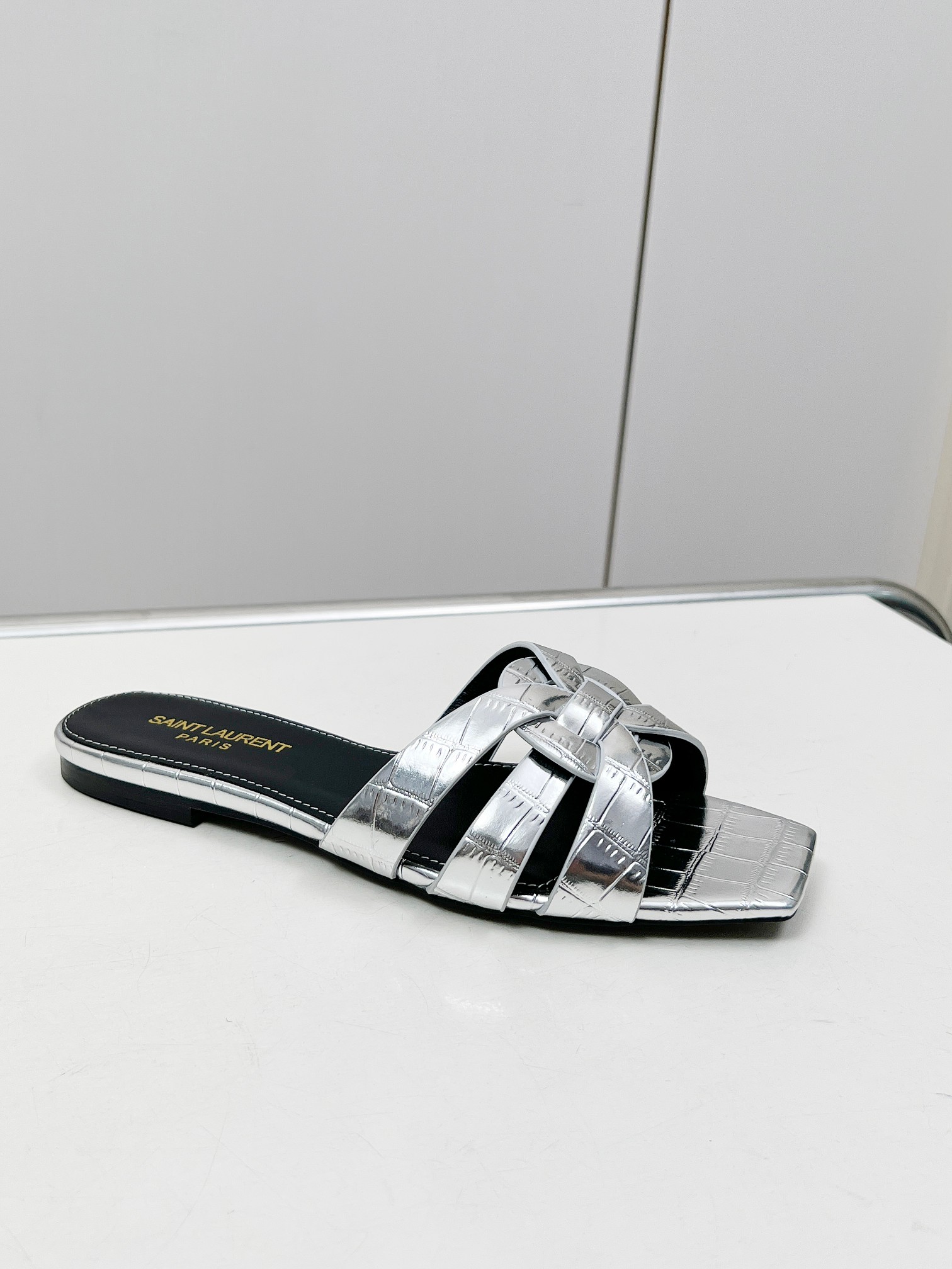 NO:224436,Size 34-43 (34.42.43 No return and exchange) Rubber sole Leather Sole P No. 929 Stone pattern leather series 10 colors [celebration]... Silver leather [fireworks]... Y home flat sandals upgraded version Exclusive custom high-end goods... High-end patent leather material. Fine workmanship high-end oil edge craftsmanship... Material: cowhide (excluding microfiber) Inner/foot pad: sheepskin (one pair can be customized without standard, no return and exchange), genuine leather soles., slippers, sandals, slippers, cowhide, sheepskin, Leather soles19860909码数34-43（34.42.43不退换）橡胶底皮底P 编号929 石头纹皮系列 10色全[庆祝]...银色皮[烟花]...Y家平底凉鞋升级版 独家定制高端货 ...高档漆皮材质.精细做工高档油边工艺... 材质:牛皮(杜绝超纤) 内里/垫脚:羊皮(一双可定无标,不退换),真皮大底.,拖鞋,sandals,slippers,cowhide,sheepskin,Leather soles,Women's Shoes