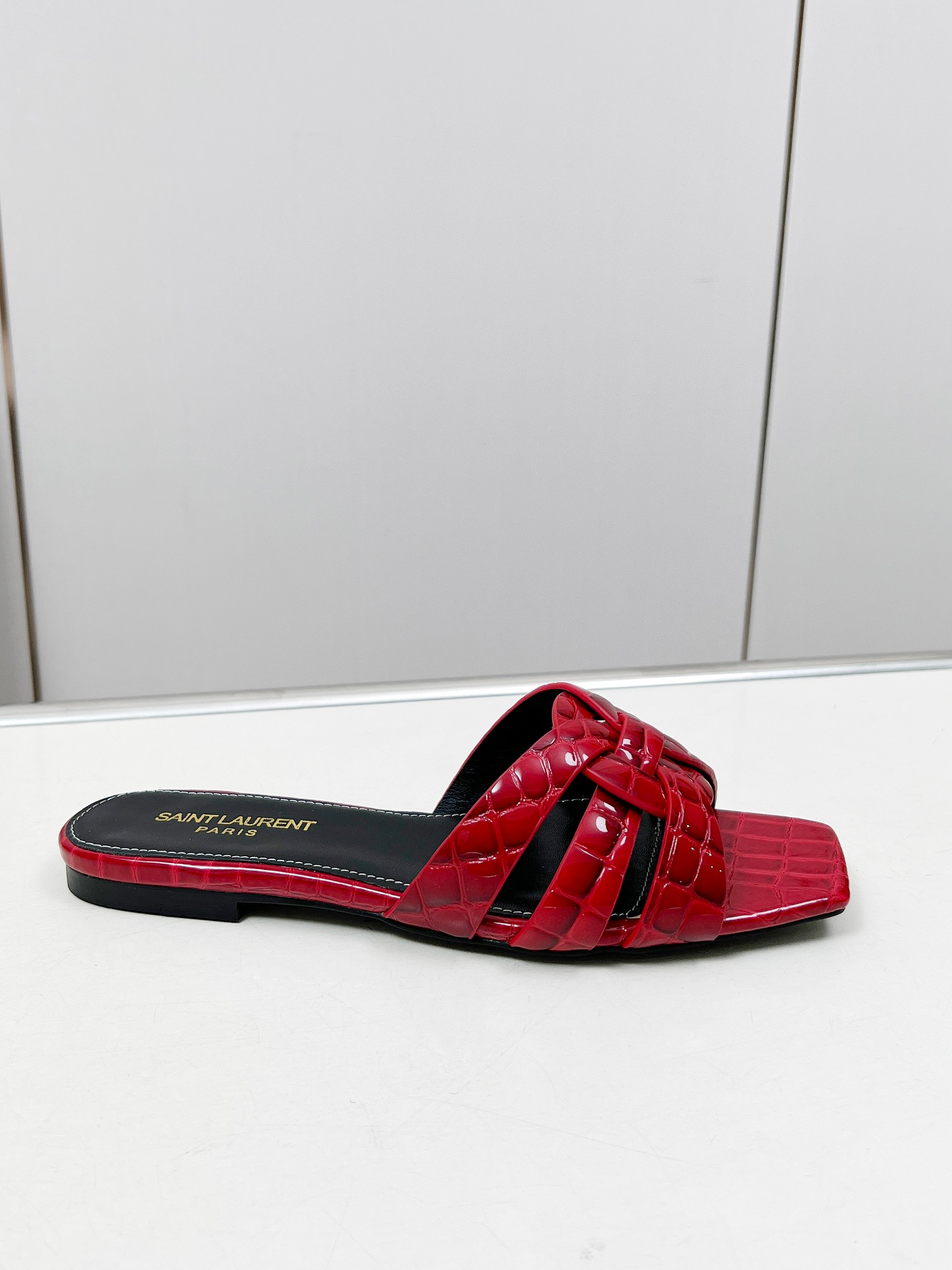 NO:224432,Number of sizes 34-43 (34.42.43 No return and exchange) Rubber sole Leather Sole P Number 929 Cow patent leather series 10 colors [celebration]... Red stone scalp [fireworks]... Y home flat sandals upgraded version Exclusive custom high-end goods ... High-end patent leather material. Fine workmanship high-end oil edge craftsmanship... Material: cowhide (excluding microfiber) Inner/foot pad: sheepskin (one pair can be customized without standard, no return and exchange), genuine leather soles., slippers, sandals, slippers, cowhide, sheepskin, Leather soles19860909码数34-43（34.42.43不退换）橡胶底皮底P 编号929 牛漆皮系列 10色全[庆祝]...红色石头皮[烟花]...Y家平底凉鞋升级版 独家定制高端货 ...高档漆皮材质.精细做工高档油边工艺... 材质:牛皮(杜绝超纤) 内里/垫脚:羊皮(一双可定无标,不退换),真皮大底.,拖鞋,sandals,slippers,cowhide,sheepskin,Leather soles,Women's Shoes