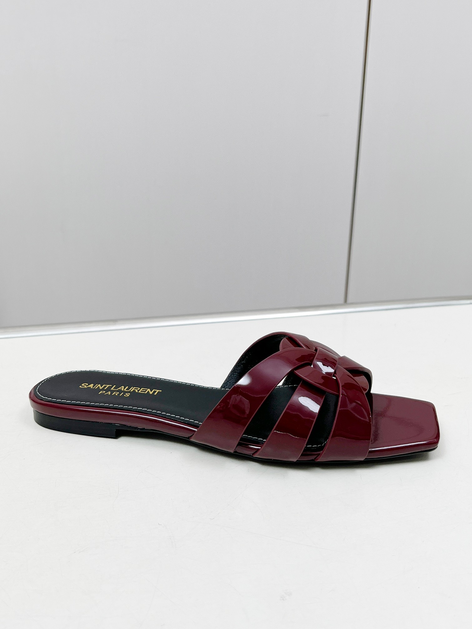 NO:224423,Number of sizes 34-43 (34.42.43 No return and exchange) Rubber sole Leather Sole P Number 929 Cow patent leather series 10 colors [celebration]... Wine-red patent leather [firework]... Y home flat sandals upgraded version Exclusive custom high-end goods ... High-end patent leather material. Fine workmanship high-end oil edge craftsmanship... Material: cowhide (excluding microfiber) Inner/foot pad: sheepskin (one pair can be customized without standard, no return and exchange), genuine leather soles., slippers, sandals, slippers, cowhide, sheepskin, Leather soles19860909码数34-43（34.42.43不退换）橡胶底皮底P 编号929 牛漆皮系列 10色全[庆祝]...酒红漆皮[烟花]...Y家平底凉鞋升级版 独家定制高端货 ...高档漆皮材质.精细做工高档油边工艺... 材质:牛皮(杜绝超纤) 内里/垫脚:羊皮(一双可定无标,不退换),真皮大底.,拖鞋,sandals,slippers,cowhide,sheepskin,Leather soles,Women's Shoes