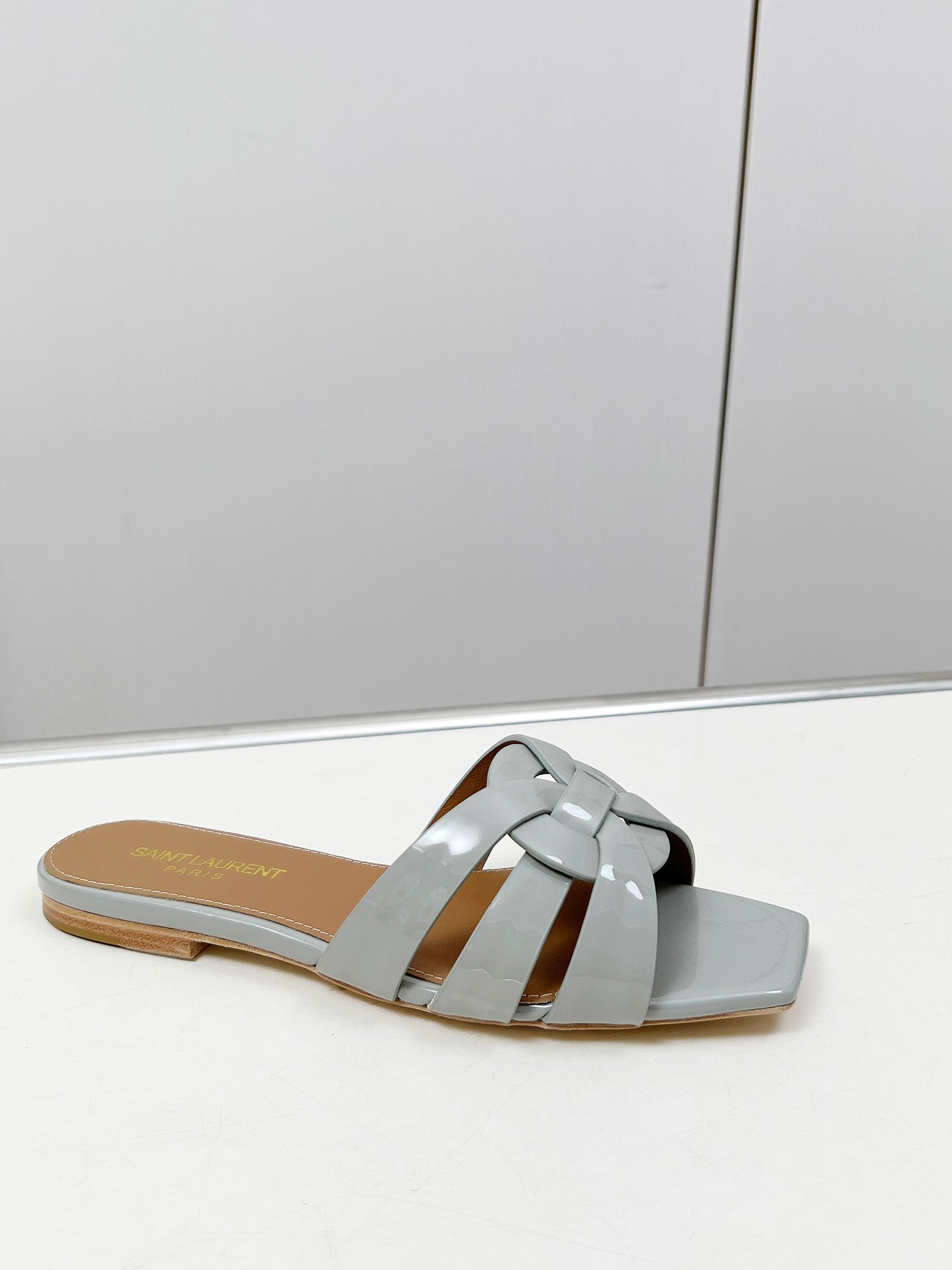 NO:224419,Number of sizes 34-43 (34.42.43 No return and exchange) Rubber sole Leather Sole P Number 929 Niu Patent Leather Series 10 colors [celebration]...[Fireworks]...Y Home Flat Sandals Upgraded Edition Exclusive Customized High-end Products ... High-end Patent Leather Material. Fine Workmanship High-end Oil-edge Technology... Material: Cowhide (Excluding Microfiber) Inner/Foot pad: Sheepskin (One pair can be customized without standard, no return and exchange), genuine leather soles., Slippers, sandals, slippers, cowhide, sheepskin, Leather soles19860909码数34-43（34.42.43不退换）橡胶底皮底P 编号929 牛漆皮系列 10色全[庆祝]...[烟花]...Y家平底凉鞋升级版 独家定制高端货 ...高档漆皮材质.精细做工高档油边工艺... 材质:牛皮(杜绝超纤) 内里/垫脚:羊皮(一双可定无标,不退换),真皮大底.,拖鞋,sandals,slippers,cowhide,sheepskin,Leather soles,Women's Shoes