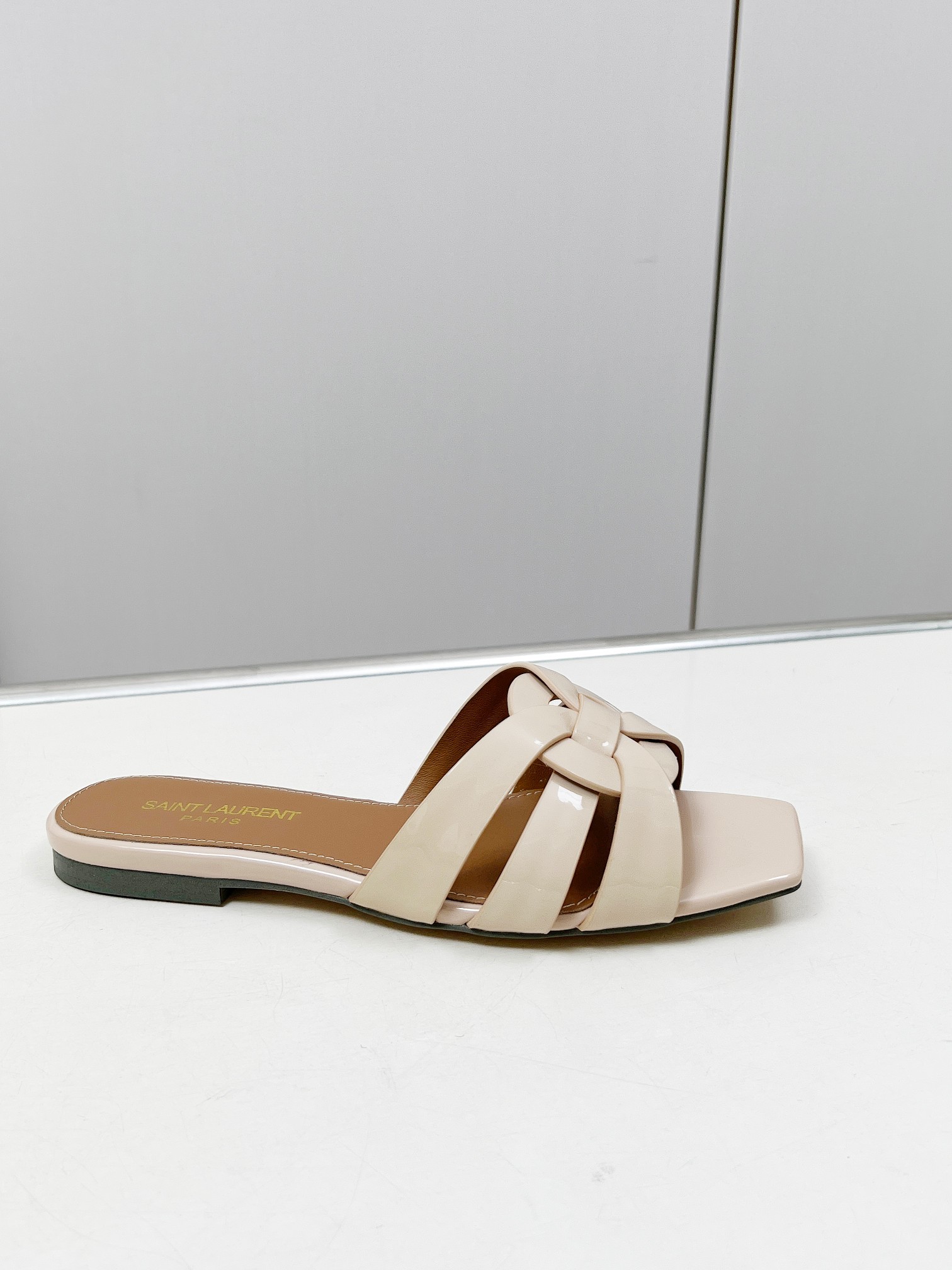 NO:224453,Number of sizes 34-43 (34.42.43 not returned or exchange) Rubber sole leather sole P No. 929 Niu Patent Leather Series 10 colors [celebration]..Leather [Fireworks]...Y Home Flat Sandals Upgrade Edition Exclusive Customized High-end Products ... High-end Patent Leather Material. Fine Workmanship High-end Oil-edge Technology... Material: Cowhide (excluding microfiber) Inner/Foot pad: Sheepskin (one pair can be customized without standard, no return or exchange), genuine leather soles., Slippers, sandals, slippers, cowhide, sheepskin, Leather soles19860909码数34-43（34.42.43不退换）橡胶底皮底P 编号929 牛漆皮系列 10色全[庆祝]..皮[烟花]...Y家平底凉鞋升级版 独家定制高端货 ...高档漆皮材质.精细做工高档油边工艺... 材质:牛皮(杜绝超纤) 内里/垫脚:羊皮(一双可定无标,不退换),真皮大底.,拖鞋,sandals,slippers,cowhide,sheepskin,Leather soles,Women's Shoes