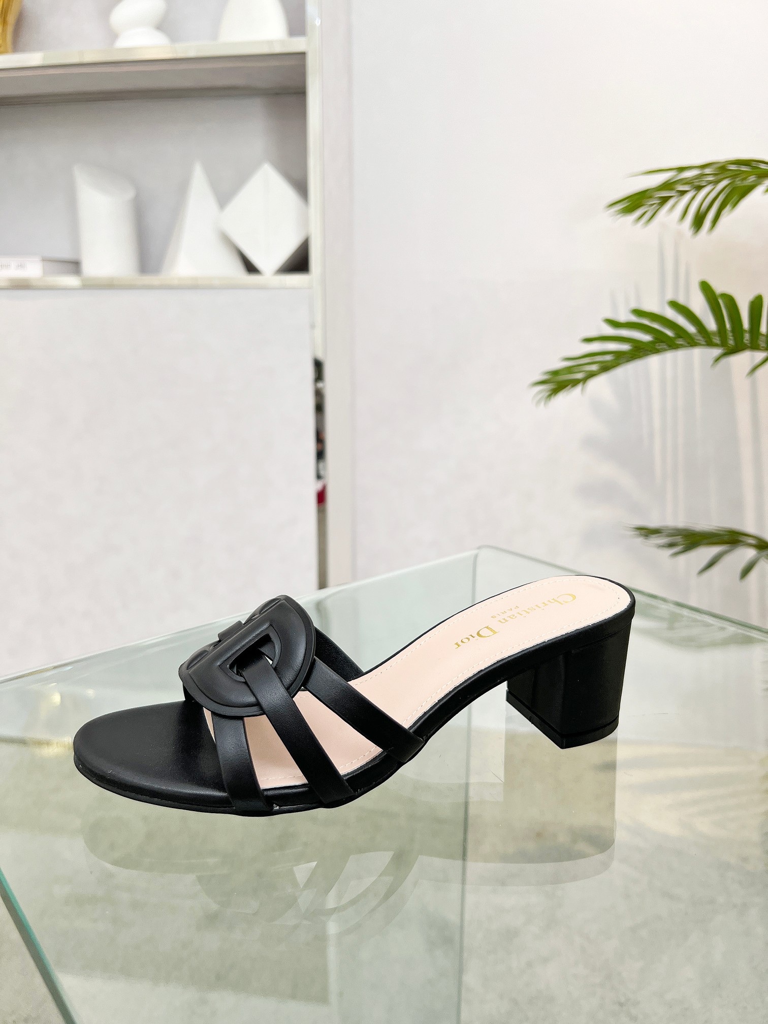 NO:388040,Dior rubber sole genuine leather sole P heel height 5cm No. 1113-12 Size 35-43 (42.43 custom made without return) Top layer cowhide, sheepskin footbed This D-Club sandals are a new product in the autumn series of 2025, reinterpreting the classic style in a simple and elegant style. The exquisite camel cowhide trim on the upper is embellished with a cross CD logo. The padded inner sole is comfortable to wear, and the simple design is easy to put on and take off, making it easy to create a casual look., slippers, dior, slippers, cowhide, sheepskin19860909Dior 橡胶底真皮底P 跟高5cm 编号1113-12 码数35-43（42.43定做不退换） 头层牛皮面,羊皮里羊皮垫脚 这款 D-Club 凉拖是二零二五秋季系列新品,以简约优雅的风格重新诠释经典款式.鞋面精致的驼色牛皮革饰带点缀以交叉 CD 标志.加垫内底穿着舒适,简约的设计便于穿脱,轻松打造休闲造型.,拖鞋,dior,slippers,cowhide,sheepskin,Women's Shoes