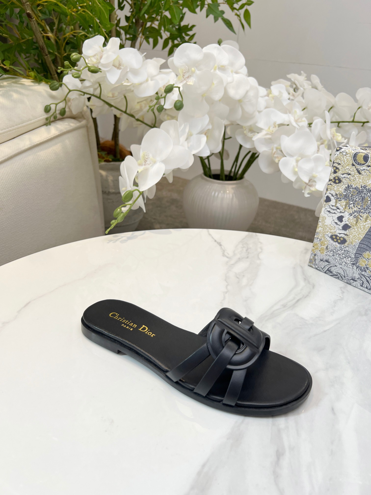 NO:405639,Dior rubber sole genuine leather sole Number - 3 Size 35-43 (42.43 Custom made without return) First layer cowhide, sheepskin This D-Club sandals are a new product in the autumn series of 2025, reinterpreting the classic style in a simple and elegant style. The exquisite camel cowhide trim on the upper is embellished with a cross CD logo. The padded inner sole is comfortable to wear, the simple design is easy to put on and take off, and it is easy to create a casual look., slippers, dior, slippers, cowhide, sheepskin19860909Dior  橡胶底真皮底  编号-3  码数35-43（42.43定做不退换） 头层牛皮面,羊皮里  这款 D-Club 凉拖是二零二五秋季系列新品,以简约优雅的风格重新诠释经典款式.鞋面精致的驼色牛皮革饰带点缀以交叉 CD 标志.加垫内底穿着舒适,简约的设计便于穿脱,轻松打造休闲造型.,拖鞋,dior,slippers,cowhide,sheepskin,Women's Shoes