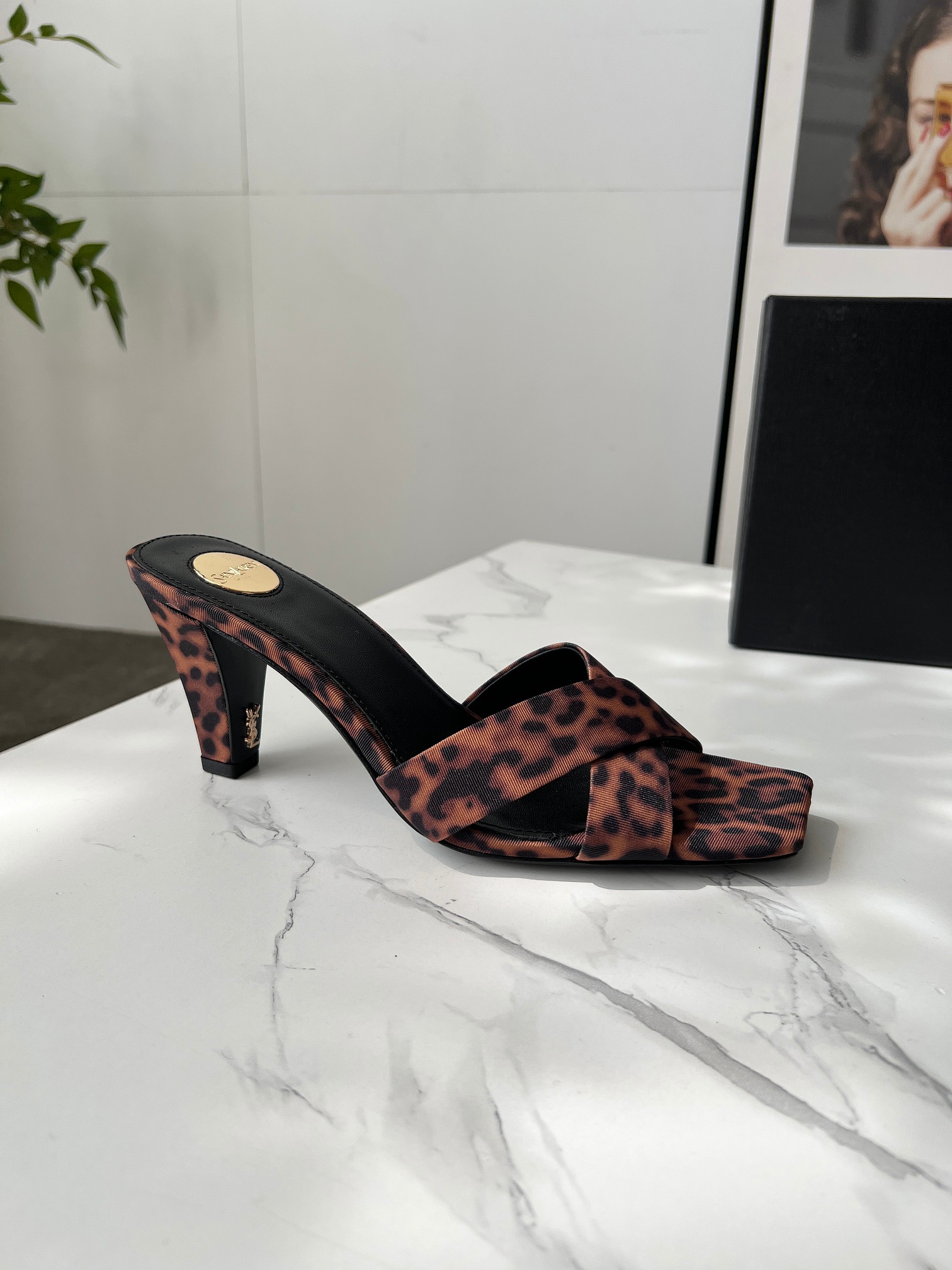 NO:444552,YSL 'SAINT LAURENT*' 2025 summer new product, elegant and atmospheric square-toe high heel slippers genuine leather heel height 7.5 cm/3 inches Size: 35-43 (42.43 custom made without return or exchange) Fabric leopard print No. 8503 Inner: Imported water-dyed sheepskin Fighting: goatskin Outsole: Italian leather outsole Size: 35-43 (4243 custom made without return or exchange) Muller sandals, crossed square toe and tapered thick heel design, with LE CASSANDRE. The footrest metal nameplate engraved with round SAINT LAURENT bronze metal LE CASSANDRE, high heel slippers, saint laurent, saint  laurent, sandals, high heels, slippers, sheepskin, Leather soles19860909YSL「SAINT LAURENT*」  2025夏季新品 ,优雅大气方头高跟拖鞋 真皮大底鞋跟高度7.5厘米/3英寸 码数: 35-43（42.43定做不退换） 面料豹纹 编号8503 内里: 进口水染羊皮 垫脚: 山羊皮 大底: 意大利真皮大底 码数35-43（4243 定制不退换）  穆勒凉鞋,交叉方头和锥形粗跟设计,内侧饰以LE CASSANDRE.  垫脚金属铭牌镌刻圆形SAINT LAURENT字样  古铜色金属LE CASSANDRE,高跟鞋拖鞋,saint laurent,saint laurent,sandals,high heels,slippers,sheepskin,Leather soles,Women's Shoes