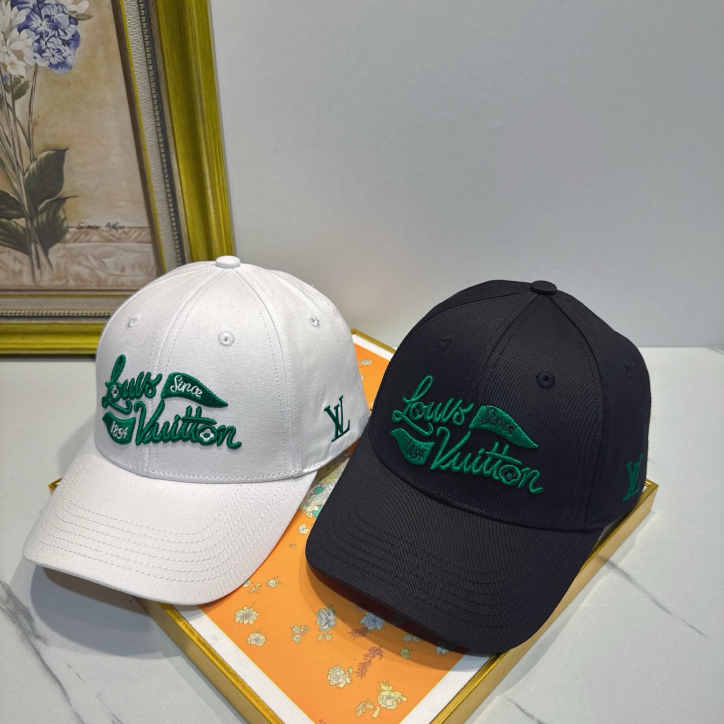 NO:884047,The hottest spring and summer new style [LouisVuitton] pure cotton baseball cap, heavy-duty original buckle, Japanese and Korean trend, fashionable and elegant, a must-have for handsome men and beauties. Comes with a dust bag, a must-have for men and women!  !  !  hat straw hat bucket hat baseball cap,hat,louis vuitton,louis vuitton,espadrilles,hats19860909劲爆春夏新款【LouisVuitton 路易威登】纯棉棒球帽,重工手法原装扣,曰韩潮流,时尚大气,帅哥美女必入款配防尘袋男女必备！！！帽子草帽渔夫帽棒球帽,帽子,louis vuitton,louis vuitton,espadrilles,hats,hat