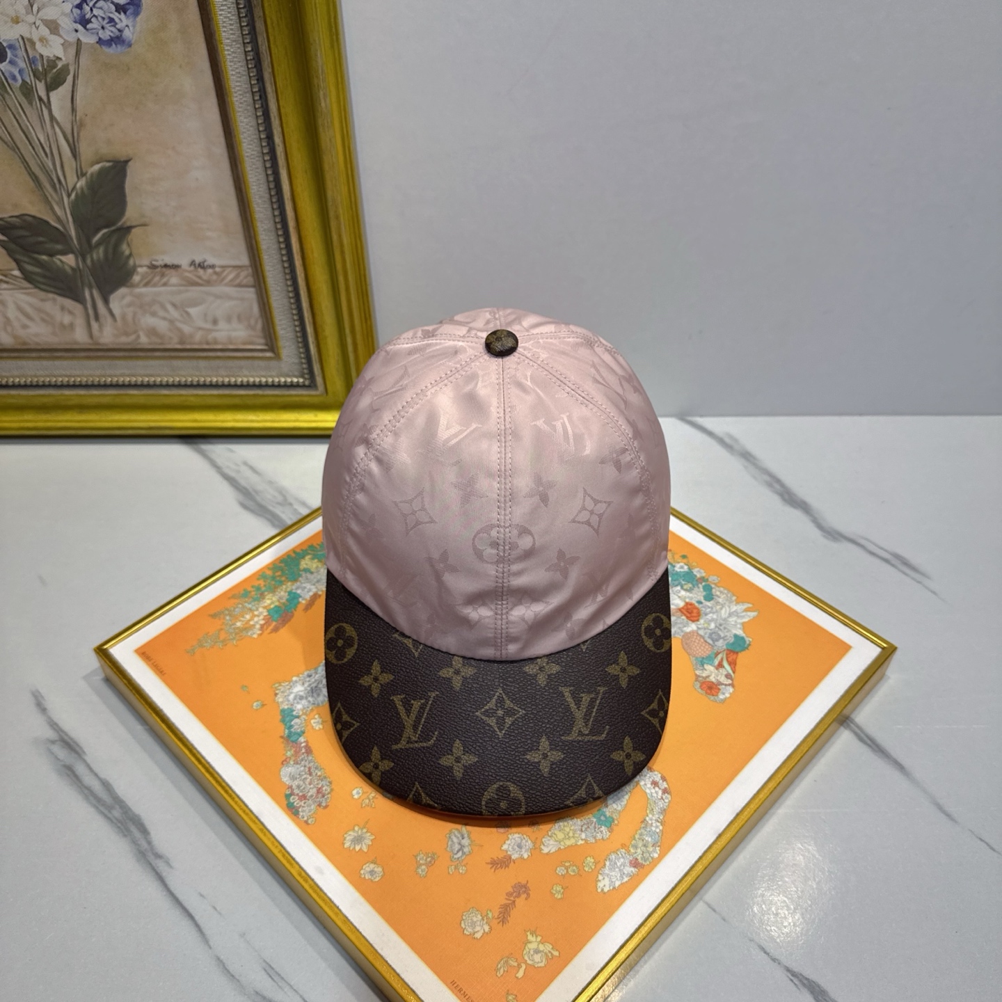 NO:824012,Original new model from the official website [LouisVuitton Louis Vuitton] silk jacquard fabric baseball cap, silk lining, genuine leather hat edge bottom, heavy-duty European cowhide buckle, multiple linings, Japanese and Korean trends, fashionable and elegant, a must-have for handsome men and beauties. Comes with a dust bag, a must-have for men and women!  !  !  hat straw hat bucket hat baseball cap,hat,louis vuitton,louis vuitton,espadrilles,cowhide,hats19860909官网原单本新款【LouisVuitton路易威登】丝绸提花面料棒球帽,丝绸内里真皮帽缘底重工手法欧洲牛皮扣,多重内里,曰韩潮流,时尚大气,帅哥美女必入款配防尘袋男女必备！！！帽子草帽渔夫帽棒球帽,帽子,louis vuitton,louis vuitton,espadrilles,cowhide,hats,hat
