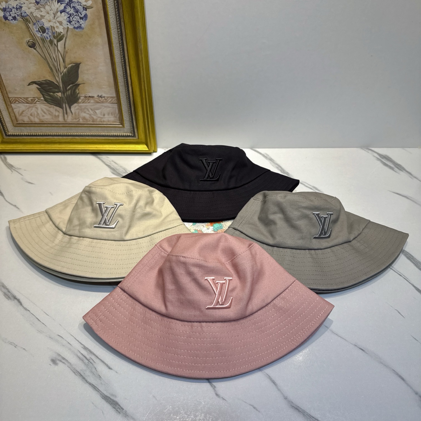 NO:824832,The hottest new model [LouisVuitton] denim jacquard pure cotton baseball cap, heavy-duty European cowhide leather buckle, multiple silk linings, Japanese and Korean trends, fashionable and elegant, a must-have for handsome men and beauties. Comes with a dust bag, a must-have for men and women!  !  !  hat straw hat bucket hat baseball cap,hat,louis vuitton,louis vuitton,espadrilles,cowhide,hats19860909劲爆新款【LouisVuitton 路易威登】牛仔提花纯棉棒球帽,重工手法欧洲牛皮扣,多重丝绸内里,曰韩潮流,时尚大气,帅哥美女必入款配防尘袋男女必备！！！帽子草帽渔夫帽棒球帽,帽子,louis vuitton,louis vuitton,espadrilles,cowhide,hats,hat