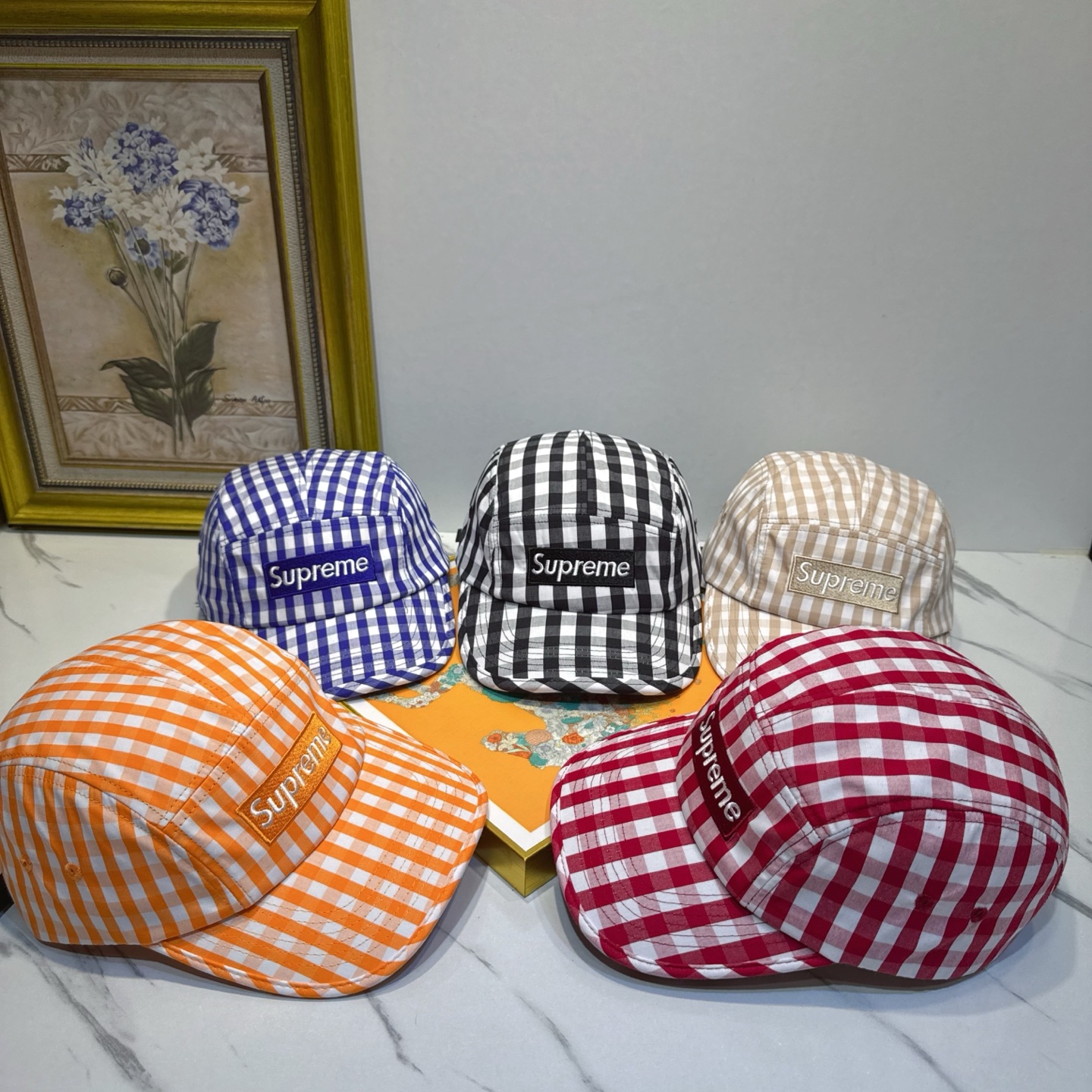 NO:825317,The hottest new model [Supreme], the most influential foreign trade brand in the United States, is a single-style pure cotton baseball cap. European and American heavy industry techniques, Japanese and Korean fashion shoes, high-end and atmospheric travel must-haves!  !  !  hats straw hat bucket hat baseball cap, hat, espadrilles, hats19860909劲爆新款【Supreme】美国最具影响力品牌外贸爆单款纯棉棒球帽,欧美重工手法,日韩时尚潮鞋高端大气旅游出行必备同！！！帽子草帽渔夫帽棒球帽,帽子,espadrilles,hats,hat