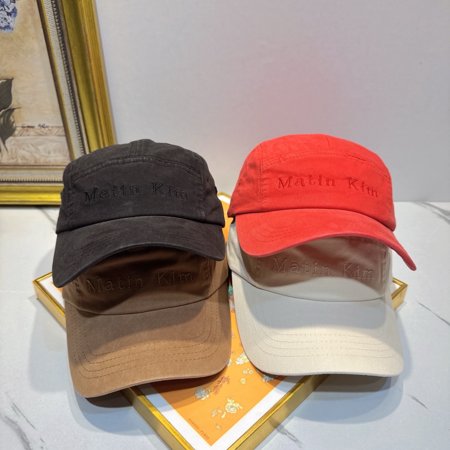 NO:883954,Korea’s popular Matin Kim embroidered baseball cap is new!  I love this embroidered baseball cap recently. Every color is beautiful. It is suitable for daily commuting and sports. The pure cotton material is very comfortable to wear. The sun protection effect is also good. Hats, straw hats, fisherman hats, baseball caps, hats, espadrilles, hats19860909韩国大热的Matin Kim刺绣棒球帽上新啦！最近超爱这款刺绣棒球帽 每个色都很好看 日常通勤、运动都合适 纯棉材质戴着很舒服 遮阳效果也不错帽子草帽渔夫帽棒球帽,帽子,espadrilles,hats,hat
