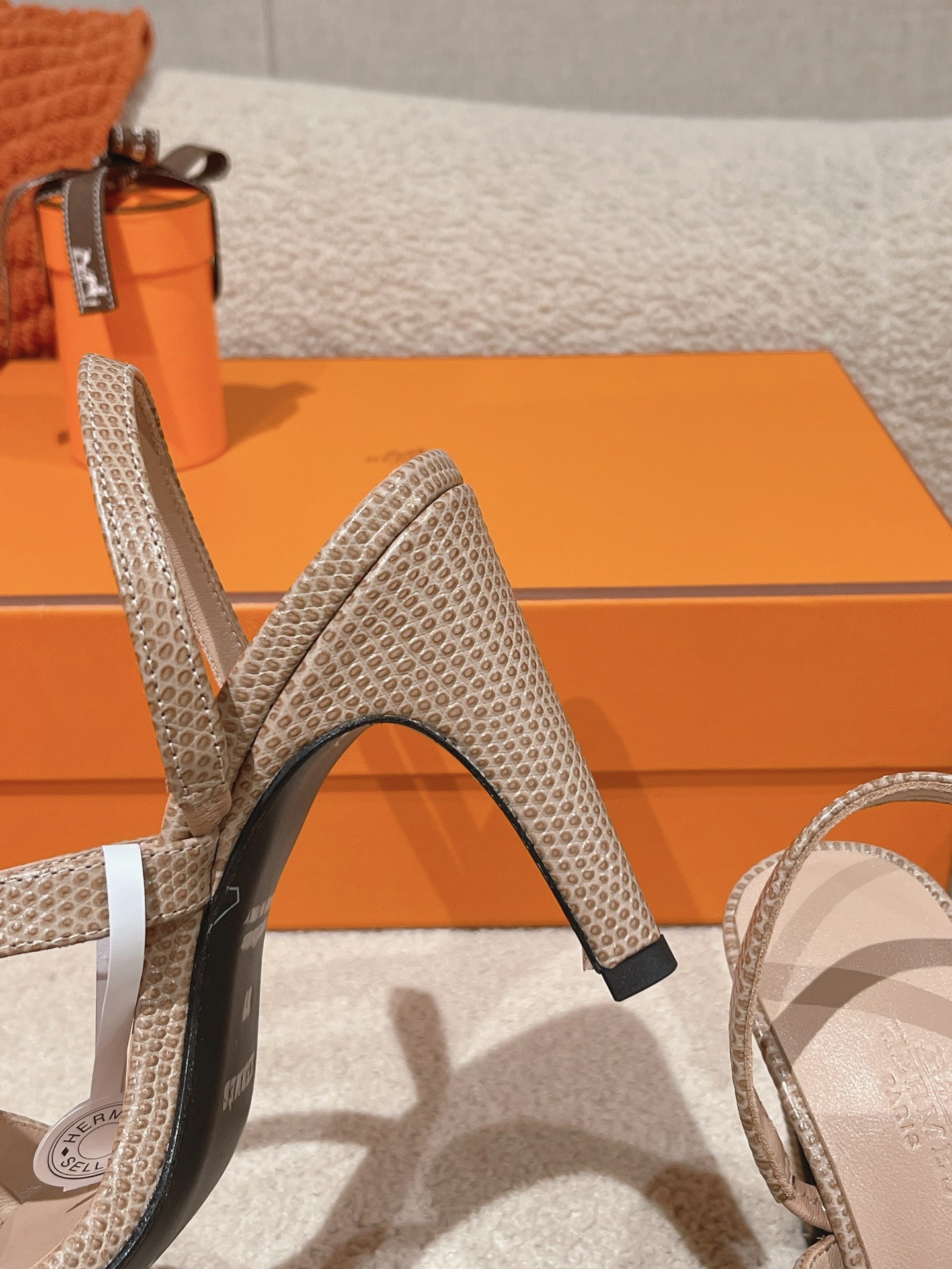 新配色蜥蜴纹系列9.5cm组图Hermes爱马仕Glamour凉鞋系列时尚又百搭超级舒服每个细节都做到极