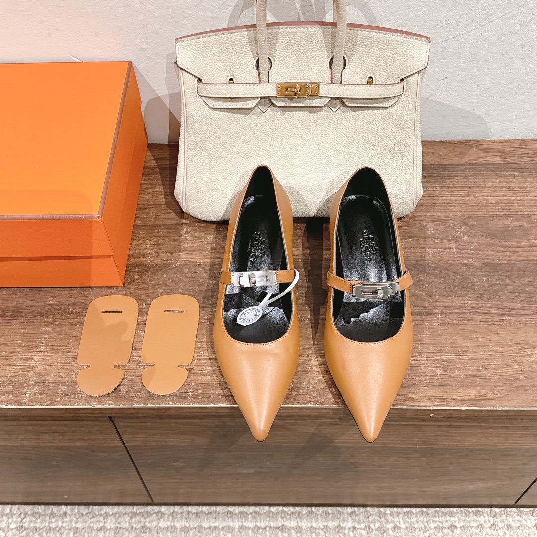 NO:239000,Hermes Kiara 40 high heels——————————————————————Original disassembly 1:1 copy, set last, exclusive master's pure handmade craft, original exclusive mold-open pure steel Kelly fastener, small pointed toe fashionable and versatile, super comfortable to put on, every detail is the ultimate / Original calfskin/inner mixed-bred sheepskin Italian leather sole SIZE35~41 (40.41. Customized, no return or replacement), single shoes, hermes, hermes, high heels, cowhide, sheepskin, Leather soles19860909Hermes 爱马仕Kiara 40高跟鞋———————————原版拆卸1:1复制 套楦 独家老师傅纯手工制作工艺 原版独家开模纯钢Kelly扣件 小尖头时尚又百搭 上脚超级舒服 每个细节都做到极致 /原版小牛皮/内里混种羊皮 意大利真皮大底 SIZE35~41（40.41.定制不退不换）,单鞋,hermes,hermes,high heels,cowhide,sheepskin,Leather soles,Women's Shoes