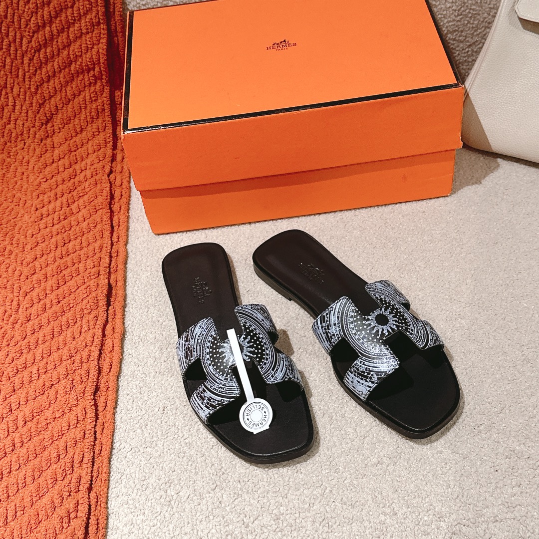 Hermes Oran Sandal: Stylish, Comfortable, and Versatile H-Shaped Sliders 3 i1742986168 1578 3