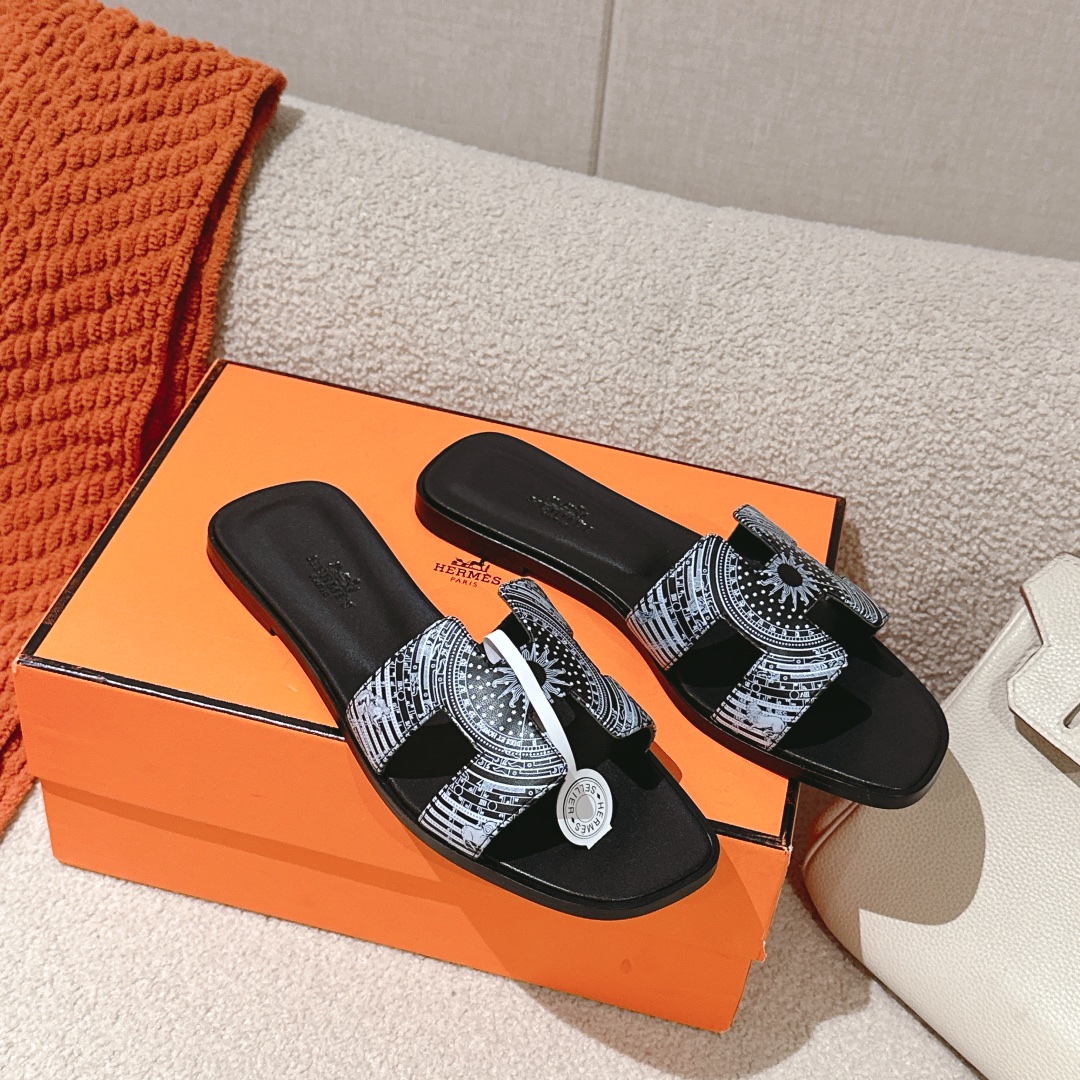 Hermes Oran Sandal: Stylish, Comfortable, and Versatile H-Shaped Sliders 5 i1742986168 6586 7