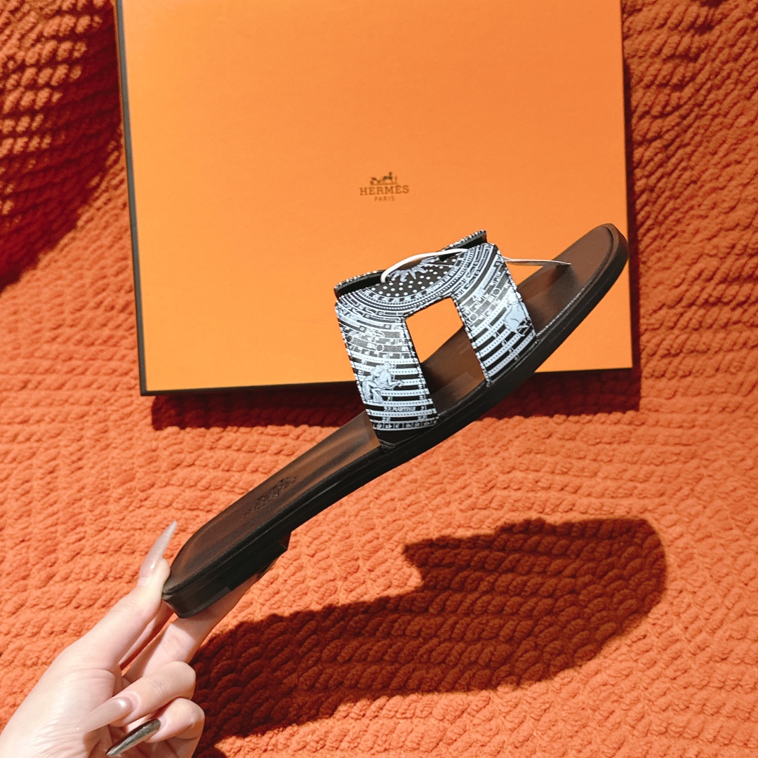 Hermes Oran Sandal: Stylish, Comfortable, and Versatile H-Shaped Sliders 7 i1742986168 6902 8