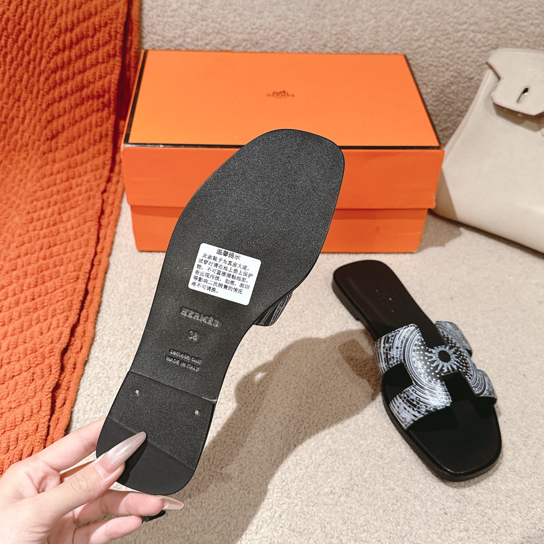 Hermes Oran Sandal: Stylish, Comfortable, and Versatile H-Shaped Sliders 10 i1742986168 7052 4
