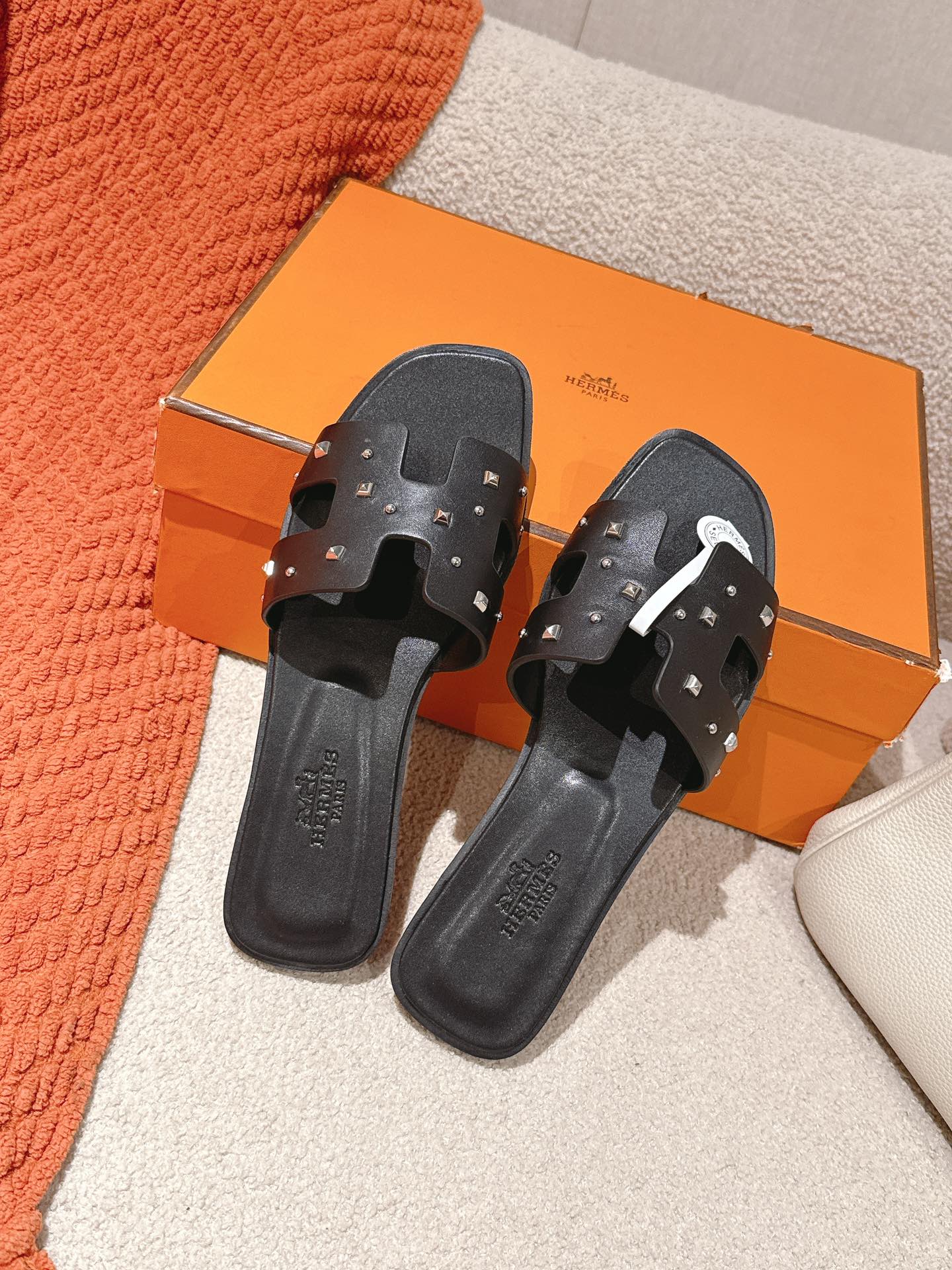 Hermes Medor Rivet Oran Sandals: Stylish and Versatile, Ultimate Comfort 2 i1744276108 3563 8