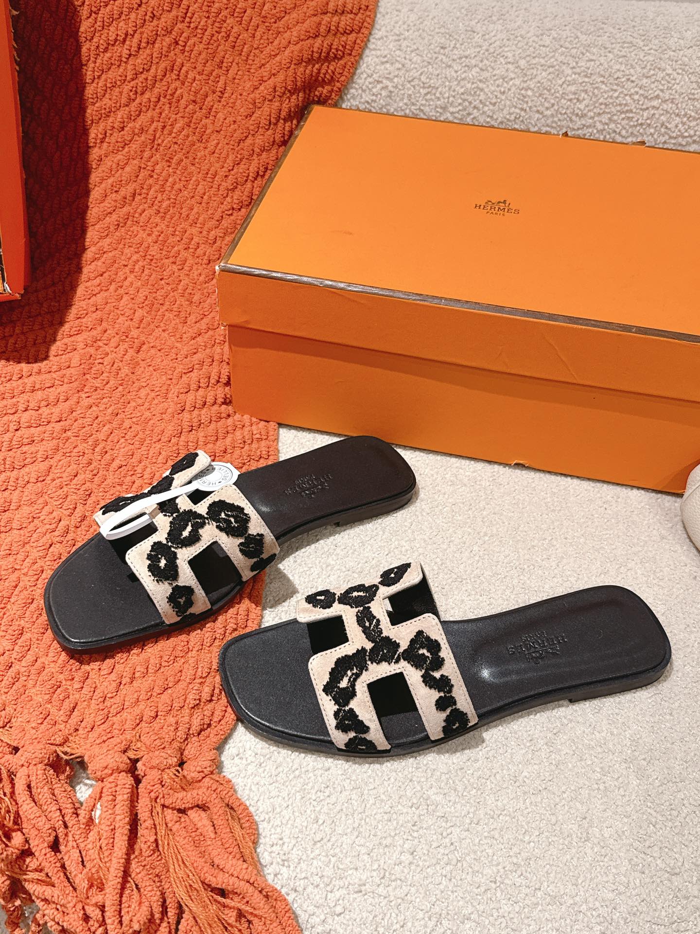 Hermès Oran Sandal - Stylish Slides with Leopard Print and Ultimate Comfort 4 i1744276757 9899 1