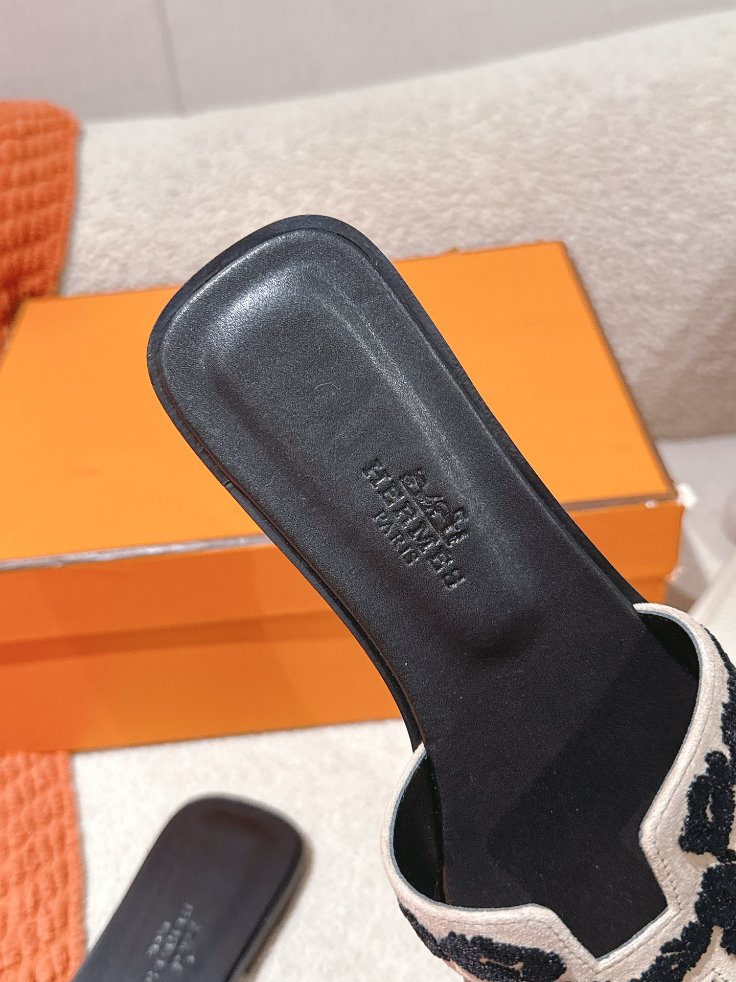 Hermès Oran Sandal - Stylish Slides with Leopard Print and Ultimate Comfort 8 i1744276758 78 5
