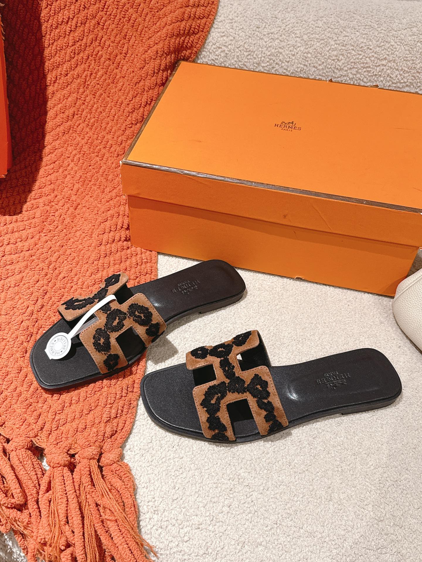 Hermes Oran Sandal: Stylish, Comfortable, and Detailed Craftsmanship 4 i1744276816 2654 3