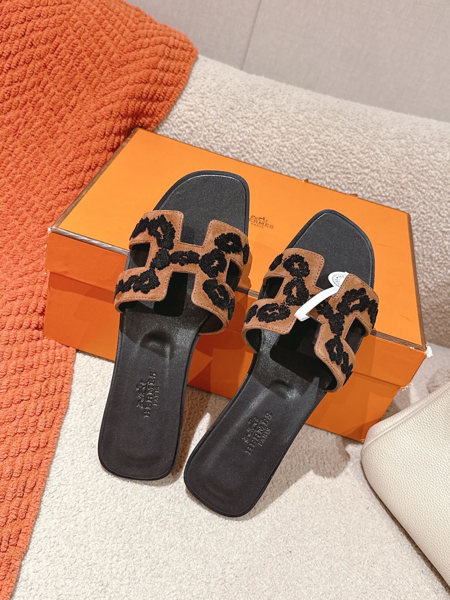 Hermes Oran Sandal: Stylish, Comfortable, and Detailed Craftsmanship 2 i1744276817 1560 7