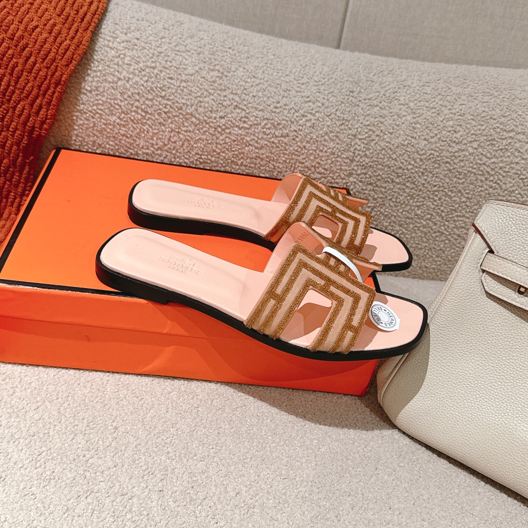 Hermes Oasis Sandal: Stylish, Comfortable, and Versatile Summer Essential 5 i1746206593 1619 0