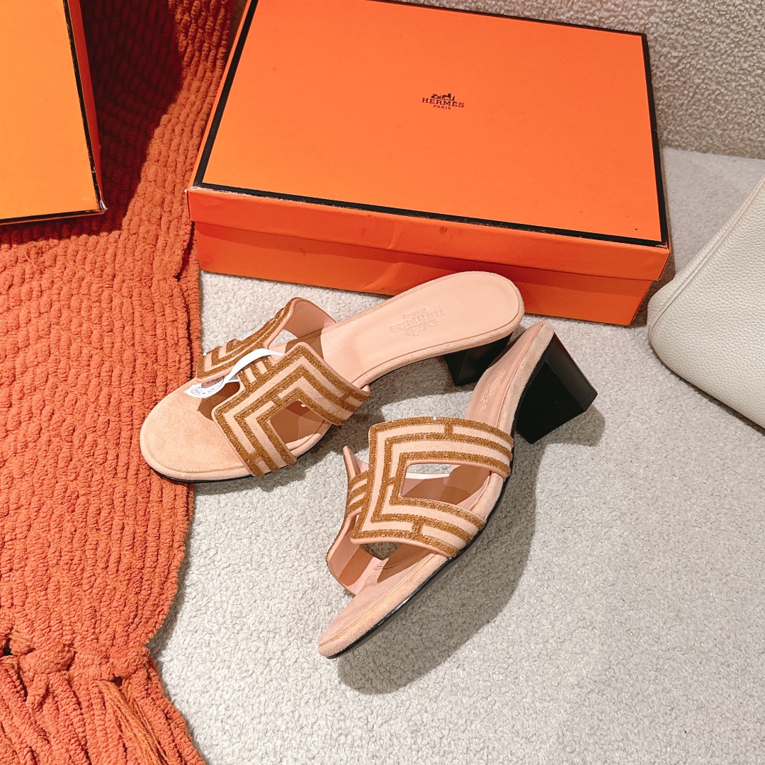 Hermes Oasis Sandal: Stylish, Versatile, and Comfortable 5cm Heel Height 1 Hermes Oasis Sandal: Stylish, Versatile, and Comfortable 5cm Heel Height