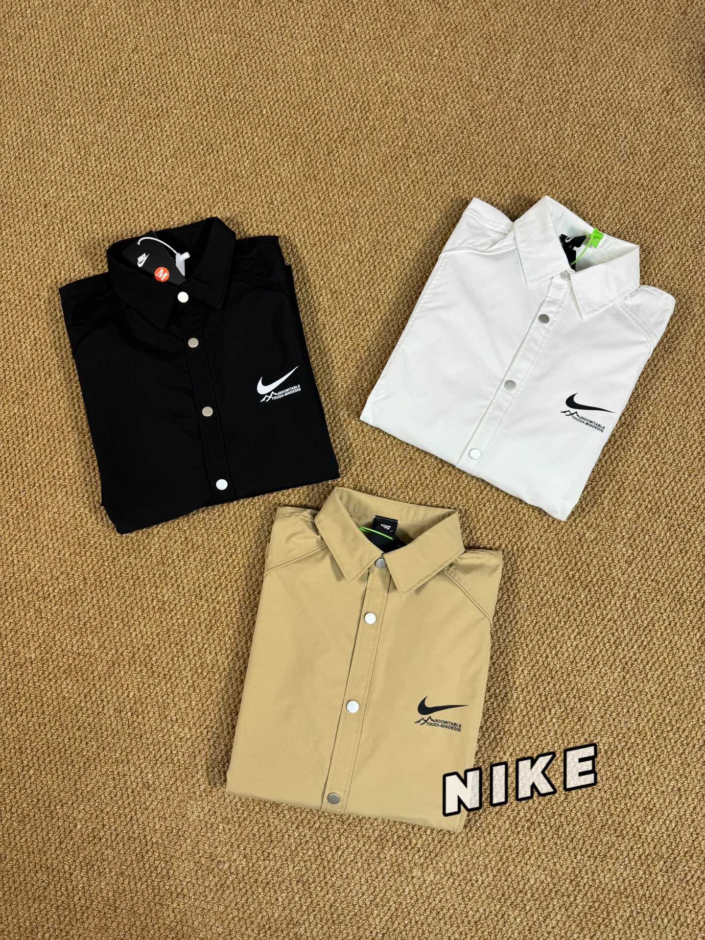 Nike Kleding Overhemden Zwart KhakiName Wit Borduurwerk Unisex Lente/Zomercollectie Lange mouw