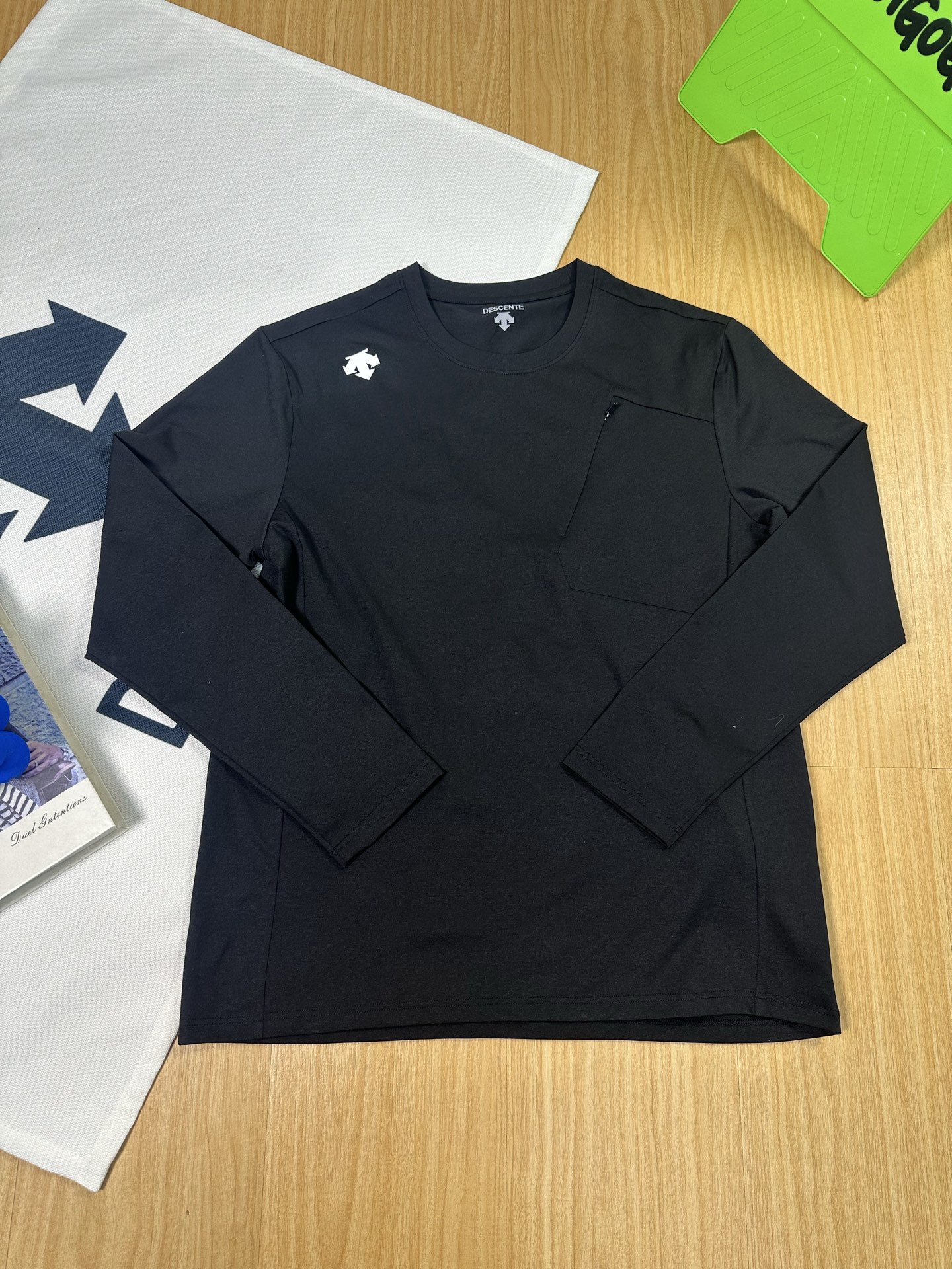  💰140
DESCENTE迪桑特 纯色字母Logo印花圆领长袖针织衫 男女同款 


颜色黑色 白色 卡其 豆沙绿
尺码M-4XL


男女通吃好卫衣，超大品牌标识高清印花工艺！！

高清印花，舒适不紧绷，三标辅料，做工细节都无可挑剔 官网网同步款圆领套头卫衣外套 高版本货 适合年龄跨度非常大，不管单穿还是内搭都非常好看，实力百搭，微弹质感，手感舒适柔软！耐洗不变形，最主要的罗纹，选用1*1的高密度细罗纹，品质绝对优势 喜欢的朋友不要错过！ 

小细节心思满满！！高克重面料很舒服，上身质感体感也是满分，原版洗唛辅料出货！


尺码表
         衣长   胸围     肩宽   袖长    
M        67      100     43.5    59       
L          69      104    43.5     60.5    
XL       71      108    45.5     62        
2XL     73       112   45.5     63.5     
3XL     75      116    47.5     65        
4XL     77      120    47.5     66.5     







